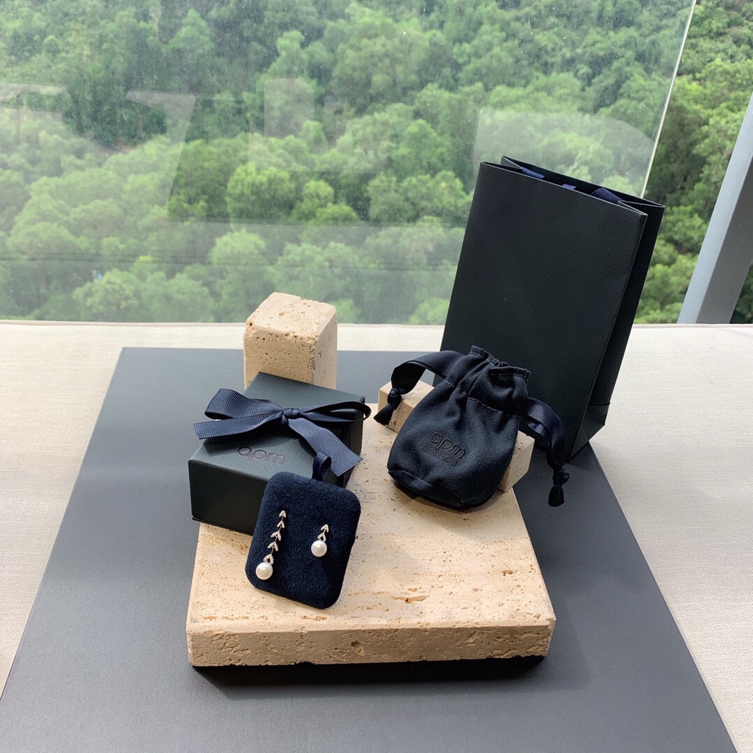 NO:101180,I just got it after a long time. I was a little excited. I was a little excited. The map pearl petal earrings are the favorites of many girls. No matter how big Nian Fang is, they can't resist her temptation. A single item that you need to buy even when eating soil. Asymmetrical petal design with natural pearl embellishment. The fairy spirit is too strong in France. This pure OEM order was intercepted. A batch of export orders was only more than 20. If you like it, you must hurry up and see when the next time. It's hard to say, Apm earrings, earrings19860909时隔n久 才抢到 有一点小激动 map珍珠花瓣耳环是很多女生的最爱 无论年芳几何 都抵挡不住她的诱惑 吃土也要入手的单品 左右不对称的花瓣设计 天然珍珠点缀 仙气太足 在法国销售的十分火爆 这次纯代工厂订单 出口订单截获一批,数量只有20多,喜欢的一定抓紧下次什么时间还真不好说,Apm耳钉,earrings,Jewelry