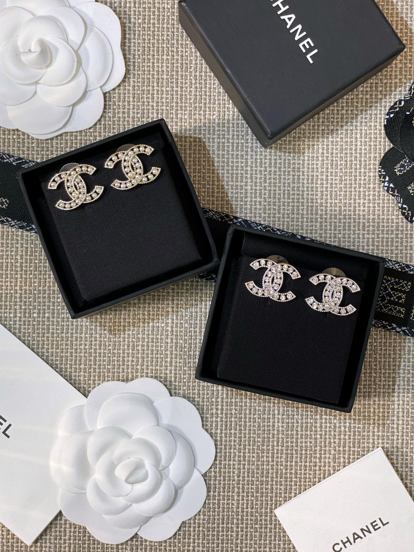 NO:634461,88160. Purchase pearl and rhinestone models separately from ZP. Look for our only genuine store to purchase ZP developed models. Please consult customer service for large quantities.  Available in two colors, pearl and rhinestone, [Ch@nel Rhinestone/Pearl Double C Earrings] The classic double C earrings that must be included in every issue, a highly recommended earring that looks simple, but is actually full of details. Every texture of the hardware is hand-carved by masters. It is very versatile and looks great. This is a truly beautiful product produced by us.  You can feel the perfection by looking at the picture. I really want to say that it is printed from the same mold as ZP. [Material] ZP brass material, imported Swarovski crystal diamonds/pearls [Size] Earrings are about 2CM wide and 1.5CM high. Swarovski, Cardia high-end jewelry1986090988160,珍珠、水钻款分别购入ZP 认准我们唯一一家真正款款购入ZP开发的,量大咨询客服 珍珠款、水钻款两色,【Ch@nel水钻/珍珠双C耳钉】每期必入的经典双C耳钉,非常推荐的一款耳钉看似简单,实则满满都是细节,五金每一个纹路全部师傅纯手工雕刻而成,很百搭,很好看这个真心美美哒我们出品的完美程度,可以看图自行感受,真心想说,这简直跟ZP就是一个模子印出来的【材质】一致ZP黄铜材质,进口施华洛世奇水晶钻/珍珠【尺寸】耳钉宽约2CM,高约1.5CM,,swarovski,卡迪亚高端饰品,Jewelry