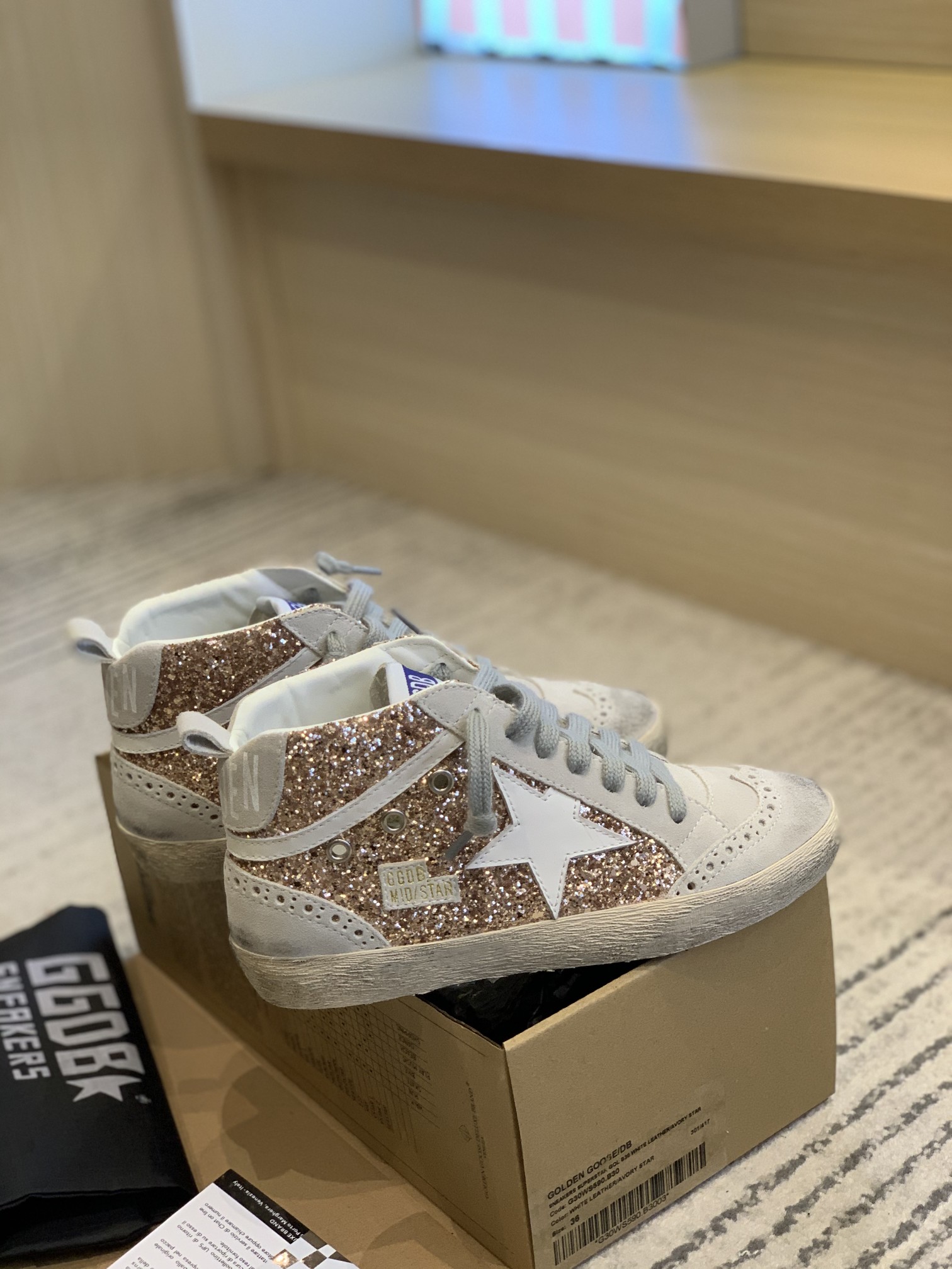 NO:172394,(Long-term goods. Order inquiry) Champagne Golden High Bang couple's top-level Niuli high-end version. Don't disturb the low-end!  Packaging: Full upgrade of new packaging... Cards, tags, cloth bags, GGDB MID STAR Golden Goose Small Dirty Shoes Gaobang Golden Gse Deluxe Brand SUPER$TAR N pair of genuine disassembly version# The best market is not acceptable to compare # 2025 new ggdb Gaobang Small Dirty Shoes The popularity is earlier than the white shoes, breaking the traditional aesthetics, the small dirty shoes have done it!  Celebrity private server demonstration is so versatile!  No need to worry about washing shoes anymore!  The original custom cowhide (the essence of the old one) inner towel   cowhide, exclusive mold latex pad 2cm height-enhancing insole can be taken out!  Insole size stamp!  Old craftsmen polish it by hand, and even the soles are unruly dirty. Women 35-40 Men 40-45. Men's size is customized 10. Men's size is only adjusted to the upper and lower codes. Please know if you place an order. Due to the many colors and styles, the same color tone code, the colored men's size is only adjusted to the upper and lower codes!  No change!  ,casual shoes/sports shoes,sneakers,cowhide,gold19860909（长期做货.订单询价） 香槟金高帮情侣款顶级牛里高版本.低端勿扰！ 包装:全线升级新包装..卡片,吊牌,布袋, GGDB MID STAR 黄金鹅小脏鞋高邦Golden Gse Deluxe Brand SUPER$TAR N双正品拆解打版# 市场最优不服来比 # 2025新款ggdb高邦小脏鞋 火红程度比小白鞋还要早,打破传统审美,小脏鞋做到了！明星私服上脚示范 就是这么百搭 ！再也不用担心洗鞋的问题啦！ 鞋面原版定制牛皮（做旧精髓所在）内里毛巾 牛皮 里, 独家开模乳胶垫 2cm内增高鞋垫可以拿出来哦！鞋垫码数钢印！ 老工匠手工打磨,就连鞋底也是不羁的脏, 女35-40 男40-45. 男码定做10.男码只调上下码 下单请知悉. 由于颜色款式繁多. 同色调码,彩色男码只调上下码！不换款！,休闲鞋/运动鞋,sneakers,cowhide,gold,Women's Shoes