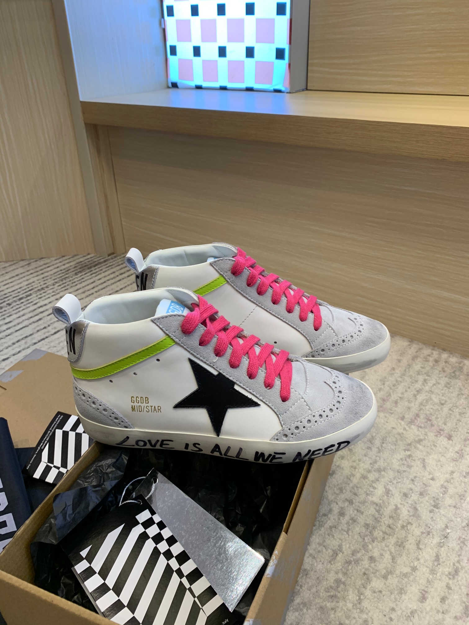 NO:172388,(Long-term goods. Order inquiry) Silvertail Black Star High Bang couple's top-level Niuli high-end version. Don't disturb the low-end!  Packaging: Full upgrade of new packaging... Cards, tags, cloth bags, GGDB MID STAR Golden Goose Small Dirty Shoes Gaobang Golden Gse Deluxe Brand SUPER$TAR N pair of genuine disassembly version# The best market is not acceptable to compare # New ggdb Gaobang Small Dirty Shoes The popularity is earlier than the white shoes, breaking the traditional aesthetics, the small dirty shoes have done it!  Celebrity private server demonstration is so versatile!  No need to worry about washing shoes anymore!  The original custom cowhide (the essence of the old one) inner towel   cowhide, exclusive mold latex pad 2cm height-enhancing insole can be taken out!  Insole size stamp!  Old craftsmen polish it by hand, and even the soles are unruly dirty. Women 35-40 Men 40-45. Men's size is customized 10. Men's size is only adjusted to the upper and lower codes. Please know if you place an order. Due to the many colors and styles, the same color tone code, the colored men's size is only adjusted to the upper and lower codes!  No change!  ,casual shoes/sports shoes,sneakers,cowhide,gold19860909（长期做货.订单询价） 银尾黑星高帮情侣款顶级牛里高版本.低端勿扰！ 包装:全线升级新包装..卡片,吊牌,布袋, GGDB MID STAR 黄金鹅小脏鞋高邦Golden Gse Deluxe Brand SUPER$TAR N双正品拆解打版# 市场最优不服来比 # 新款ggdb高邦小脏鞋 火红程度比小白鞋还要早,打破传统审美,小脏鞋做到了！明星私服上脚示范 就是这么百搭 ！再也不用担心洗鞋的问题啦！ 鞋面原版定制牛皮（做旧精髓所在）内里毛巾 牛皮 里, 独家开模乳胶垫 2cm内增高鞋垫可以拿出来哦！鞋垫码数钢印！ 老工匠手工打磨,就连鞋底也是不羁的脏, 女35-40 男40-45. 男码定做10.男码只调上下码 下单请知悉. 由于颜色款式繁多. 同色调码,彩色男码只调上下码！不换款！,休闲鞋/运动鞋,sneakers,cowhide,gold,Women's Shoes