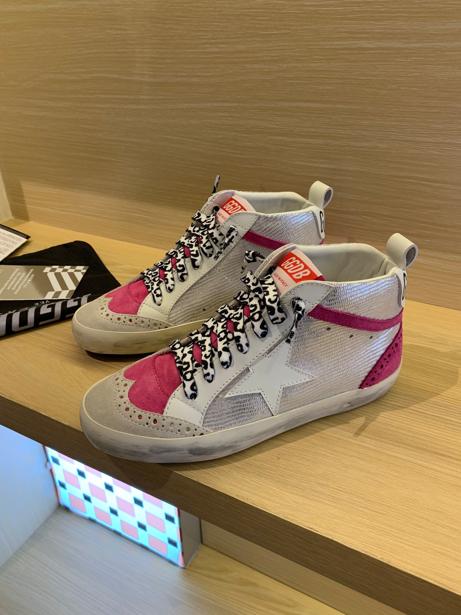 NO:172411,(Long-term goods. Order inquiry) Meihong Pinyin high-end couple style top-level Niuli high-end version. Don’t disturb the low-end!  Packaging: Full upgrade of new packaging... Cards, tags, cloth bags, GGDB MID STAR Golden Goose Small Dirty Shoes Gaobang Golden Gse Deluxe Brand SUPER$TAR N pair of genuine disassembly version# The best market is not acceptable to compare # 2025 new ggdb Gaobang Small Dirty Shoes The popularity is earlier than the white shoes, breaking the traditional aesthetics, the small dirty shoes have done it!  Celebrity private server demonstration is so versatile!  No need to worry about washing shoes anymore!  The original custom cowhide (the essence of the old one) inner towel   cowhide, exclusive mold latex pad 2cm height-enhancing insole can be taken out!  Insole size stamp!  Old craftsmen polish it by hand, and even the soles are unruly dirty. Women 35-40 Men 40-45. Men's size is customized 10. Men's size is only adjusted to the upper and lower codes. Please know if you place an order. Due to the many colors and styles, the same color tone code, the colored men's size is only adjusted to the upper and lower codes!  No change!  ,casual shoes/sports shoes,sneakers,cowhide,gold19860909（长期做货.订单询价） 玫红拼银面高帮情侣款顶级牛里高版本.低端勿扰！ 包装:全线升级新包装..卡片,吊牌,布袋, GGDB MID STAR 黄金鹅小脏鞋高邦Golden Gse Deluxe Brand SUPER$TAR N双正品拆解打版# 市场最优不服来比 # 2025新款ggdb高邦小脏鞋 火红程度比小白鞋还要早,打破传统审美,小脏鞋做到了！明星私服上脚示范 就是这么百搭 ！再也不用担心洗鞋的问题啦！ 鞋面原版定制牛皮（做旧精髓所在）内里毛巾 牛皮 里, 独家开模乳胶垫 2cm内增高鞋垫可以拿出来哦！鞋垫码数钢印！ 老工匠手工打磨,就连鞋底也是不羁的脏, 女35-40 男40-45. 男码定做10.男码只调上下码 下单请知悉. 由于颜色款式繁多. 同色调码,彩色男码只调上下码！不换款！,休闲鞋/运动鞋,sneakers,cowhide,gold,Women's Shoes