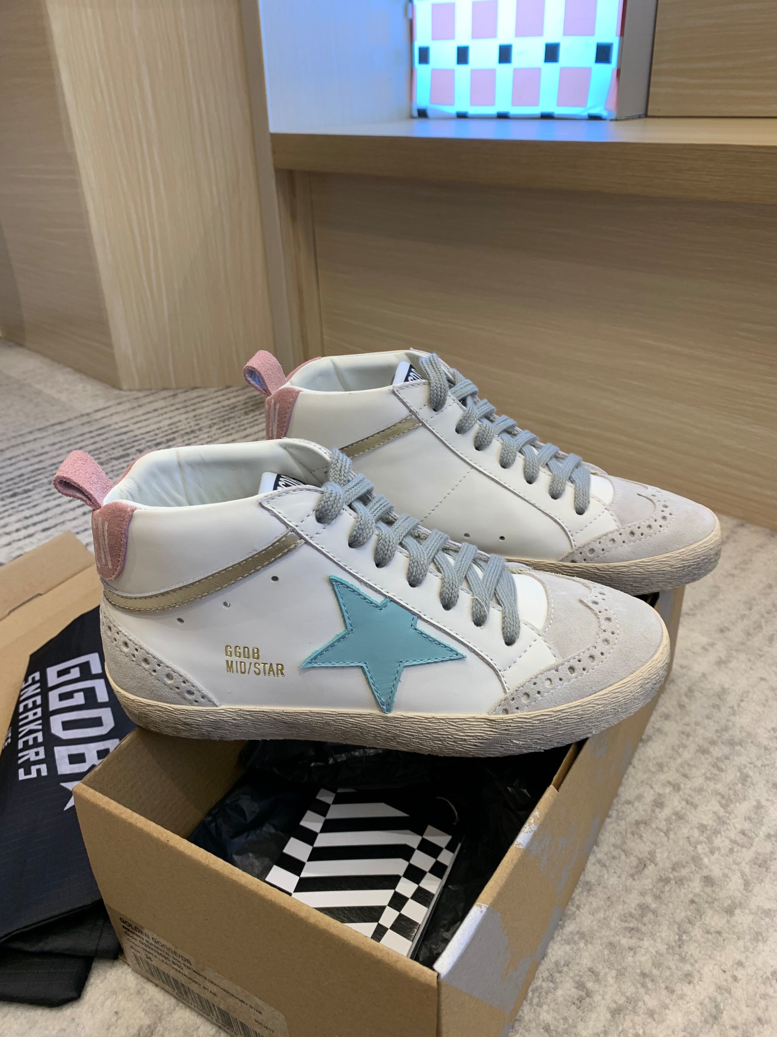 NO:172385,(Long-term goods. Order inquiry) Pink-tail Blue Star High-Bang Couple Style Top Niuli High-Previous Version. Don’t disturb the low-end!  Packaging: Full upgrade of new packaging... Cards, tags, cloth bags, GGDB MID STAR Golden Goose Small Dirty Shoes Gaobang Golden Gse Deluxe Brand SUPER$TAR N pair of genuine disassembly version# The best market is not acceptable to compare # New ggdb Gaobang Small Dirty Shoes The popularity is earlier than the white shoes, breaking the traditional aesthetics, the small dirty shoes have done it!  Celebrity private server demonstration is so versatile!  No need to worry about washing shoes anymore!  The original custom cowhide (the essence of the old one) inner towel   cowhide, exclusive mold latex pad 2cm height-enhancing insole can be taken out!  Insole size stamp!  Old craftsmen polish it by hand, and even the soles are unruly dirty. Women 35-40 Men 40-45. Men's size is customized 10. Men's size is only adjusted to the upper and lower codes. Please know if you place an order. Due to the many colors and styles, the same color tone code, the colored men's size is only adjusted to the upper and lower codes!  No change!  ,casual shoes/sports shoes,sneakers,cowhide,gold19860909（长期做货.订单询价） 粉尾蓝星高帮情侣款顶级牛里高版本.低端勿扰！ 包装:全线升级新包装..卡片,吊牌,布袋, GGDB MID STAR 黄金鹅小脏鞋高邦Golden Gse Deluxe Brand SUPER$TAR N双正品拆解打版# 市场最优不服来比 # 新款ggdb高邦小脏鞋 火红程度比小白鞋还要早,打破传统审美,小脏鞋做到了！明星私服上脚示范 就是这么百搭 ！再也不用担心洗鞋的问题啦！ 鞋面原版定制牛皮（做旧精髓所在）内里毛巾 牛皮 里, 独家开模乳胶垫 2cm内增高鞋垫可以拿出来哦！鞋垫码数钢印！ 老工匠手工打磨,就连鞋底也是不羁的脏, 女35-40 男40-45. 男码定做10.男码只调上下码 下单请知悉. 由于颜色款式繁多. 同色调码,彩色男码只调上下码！不换款！,休闲鞋/运动鞋,sneakers,cowhide,gold,Women's Shoes