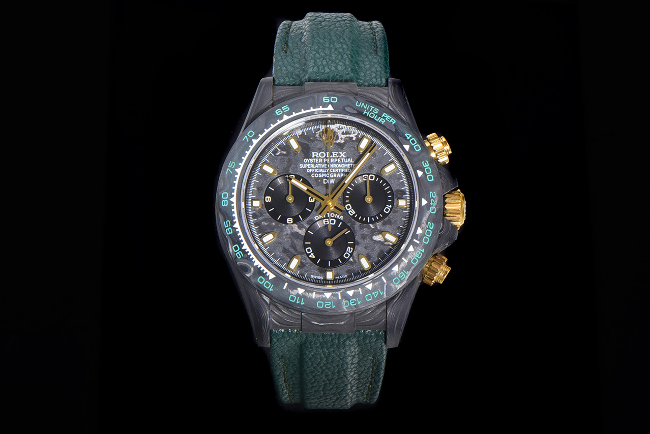 NO:145975,TWROLEX Cosmic Chronicle Ditona Series Carbon Fiber Custom Edition, the watch is not only lightweight but has a hard appearance. Each watch has a unique carbon fiber pattern. [Case] ​​The watch size is 40X13.5, which matches the original. Tw factory has the unique style of carbon fiber Rolex. The market is exclusive to the market. The entire shell cover, ring mouth and bottom cover are made of high composite carbon fiber and super luminous powder. The details are made by hand chamfering polishing. The texture is extraordinary. [Wristband buckle] The strap is made of artificial fiber braided belt, breathable and comfortable, and the texture is soft. There are green, black and orange to choose from. [Movement] uses a precise and mature movement to perfectly realize the powerful functions of the authentic product!  !  !  ,,rolex19860909TWROLEX宇宙计时迪通拿系列之碳纤维定制版,腕表不仅佩戴轻便,外表坚硬.且每一只腕表都拥有独一无二的碳纤花纹.【表壳】腕表尺寸40X13.5吻合原装.Tw工厂实力铸造碳纤维劳力士的独特风采.市场独家做到,整个壳套,圈口包括底盖均采用高复合碳纤维和超强夜光粉所打造.细节之处更是经过手工倒角抛光所制.质感非凡.【表带扣】表带采用人工纤维编织带所制,透气舒适,质地柔软.分别有绿色,黑色和橙色可供选择.【机芯】采用精准而成熟的机芯,完美实现正品强大功能！！！,,rolex,Watch