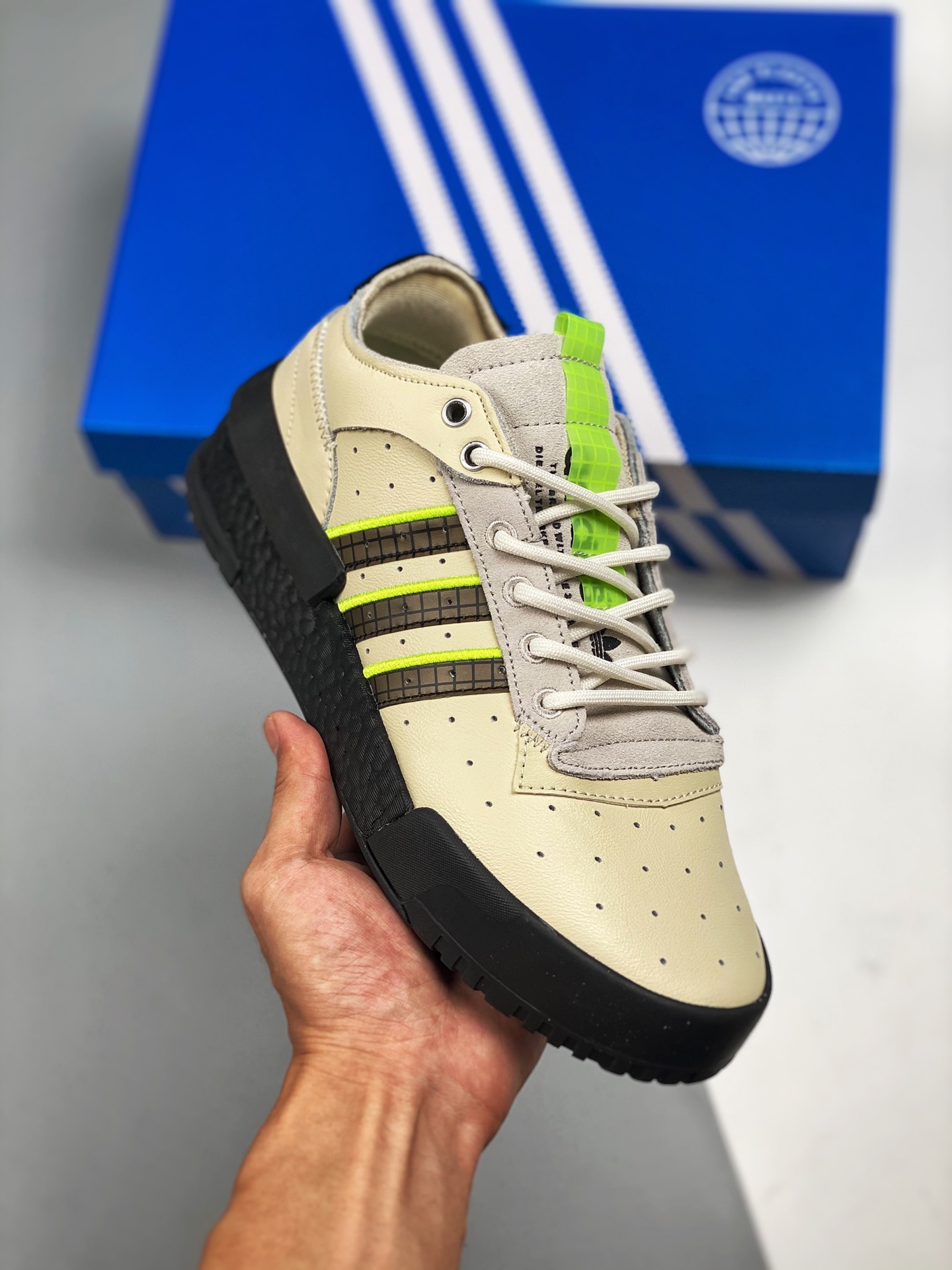AD Rivalry RM CHI BOOST trébol zapatillas casual de piel baja para hombre y mujer. La parte superior está confeccionada…