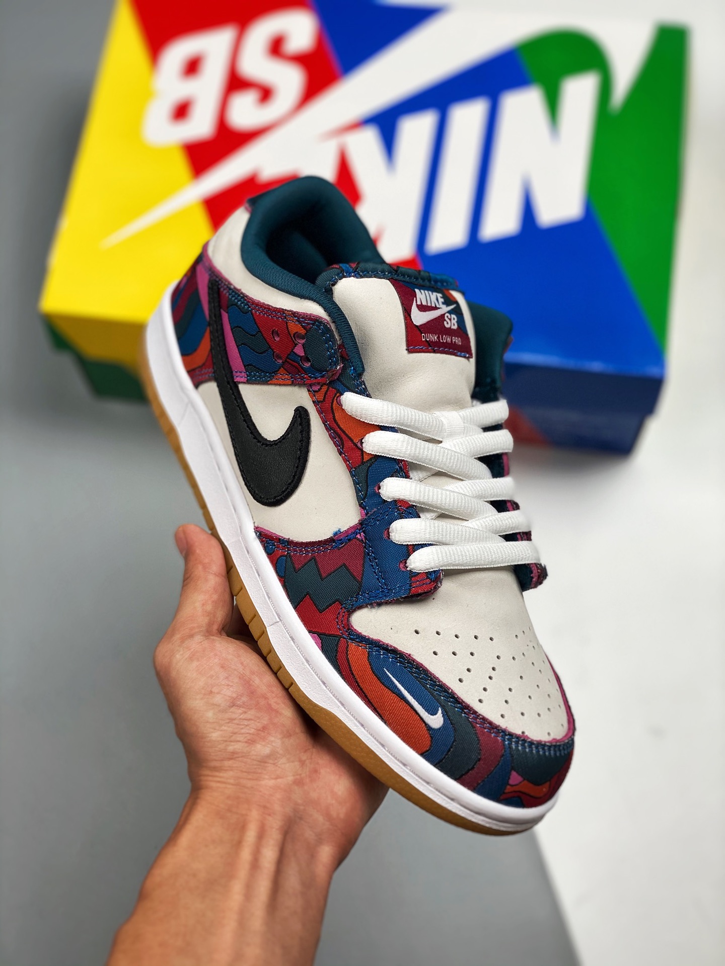 Parra x NK SB Dunk Low 'Scratch and Reveal' producido en la línea de fábrica original. Con base blanca, el marco del cu…