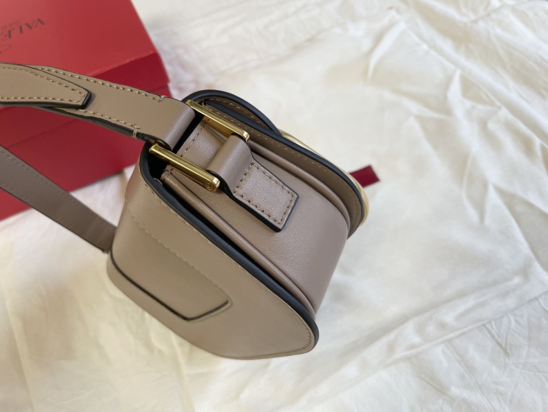 Valentino华伦天奴金属超大LOGO小牛皮斜挎包1011s