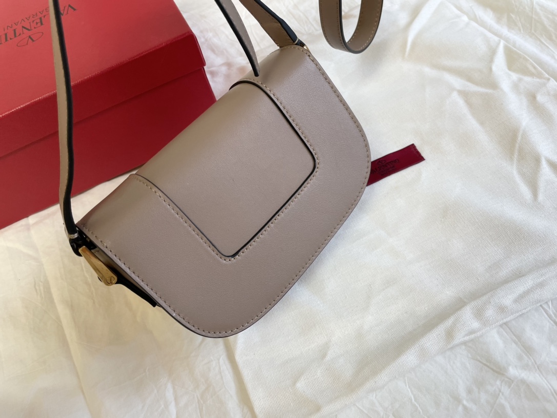 Valentino华伦天奴金属超大LOGO小牛皮斜挎包1011s