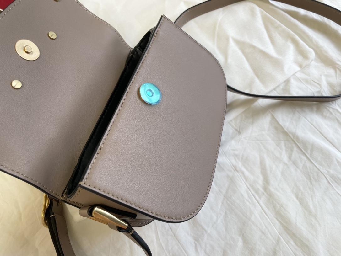 Valentino华伦天奴金属超大LOGO小牛皮斜挎包1011s