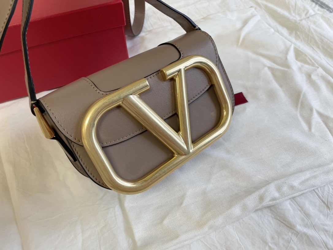 Valentino华伦天奴金属超大LOGO小牛皮斜挎包1011s