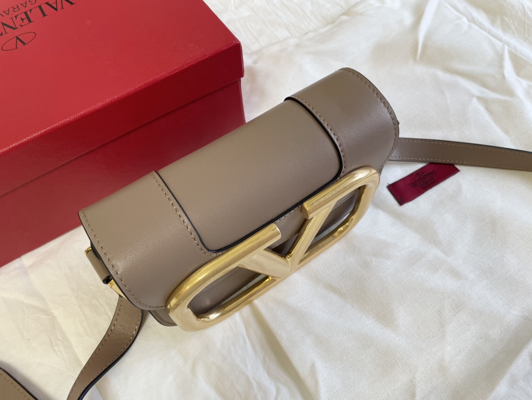 Valentino华伦天奴金属超大LOGO小牛皮斜挎包1011s