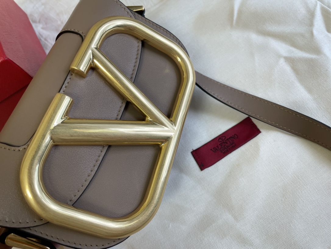 Valentino华伦天奴金属超大LOGO小牛皮斜挎包1011s