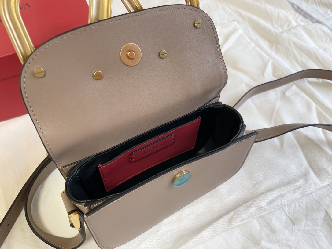 Valentino华伦天奴金属超大LOGO小牛皮斜挎包1011s