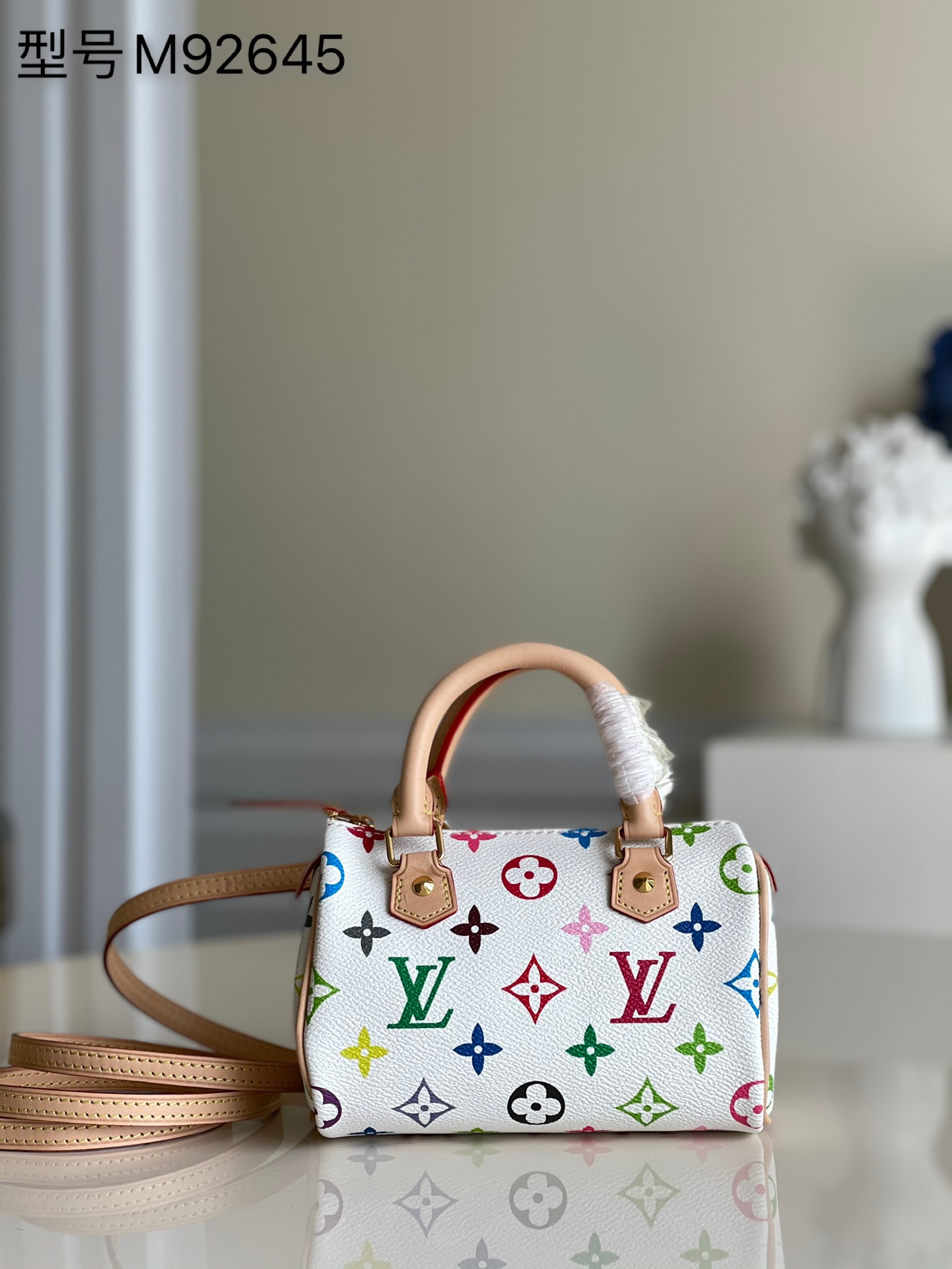 NO:397531,[Exclusive real photo of M92645 Baicai] Today I bring the babies the first little actress of the Sancai family, mini HL speedy, with shoulder straps, size 15·5x 7x 10cm. M92HL Nano small bag is super coquettish~~a bit mature and girlish~suitable for all girls~, full of Japanese freshness. The bag itself is not heavy, but it is very good to wear~ I prefer it with one layer inside, which is very convenient to find things. 45 also has a shoulder strap that looks unfavorable, but the upper body is really beautiful!  !  Recommended model!  !  The upper body is quite generous, with two styles of shoulder straps and other shoulder straps. You can switch at any time when wearing a T-shirt or skirt~ Those little things that are necessary in life every day are taken out and inked by girls anytime and anywhere!  From BB cream, hand cream, eye shadow, lipstick and other makeup essentials, to small wallets, headphones, chargers, power banks to stationery and other miscellaneous items such as pencil bags, sticky notes, etc., get all these out and take all the little guys you like!  The cute, practical, fun and stylish M92645 Mini speedy HL nano bag is recommended here!  The 15.5x10x7 nano body shape does not occupy any space, the rigid bag shape is round and playful. Ok, this fresh and heartwarming white three-color nano is the most suitable for exquisite girl.d.,LV [original leather],louis vuitton, wallets, skirts, tees, t-shirt19860909【独家实拍M92645白彩】今天给宝宝们带来的是三彩家族第一小花旦mini HL speedy配肩带,尺寸15·5x 7x 10cm .M92HL Nano小包超级嗲的~~有点轻熟风又不失少女气息~适合所有女生~,满满的日系清新风.包包本身不重,虽小但很能装~我比较喜欢这样里面就一层的,找东西很方便的. 45另外配了个肩带这个看着其貌不扬的,但是上身真的太好看了！！推荐款！！上身比较大气,自带肩带和另外的肩带是两种风格,穿T恤、裙子的时候可以随时切换~ 那些每天在生活中必备的小东西们,被女生们随时随地取出取进的频率颇高！从BB霜、护手霜、眼影、唇膏等化妆必备品,到小钱包、耳机、充电器,充电宝再到小笔袋、便签纸等文具类杂物们,把这些都装备好,带着自己各种喜欢的小家伙们出门吧！既可爱又实用、既有趣又时尚的M92645 Mini speedy HL nano小包就此推荐！15.5x10x7的nano身型完全不占地,硬挺的包型圆润俏皮.Ok,这清新暖心的白三彩nano最适合精致girl了.d.,LV【原厂皮】,louis vuitton,wallets,skirts,tees，t-shirt,Bag