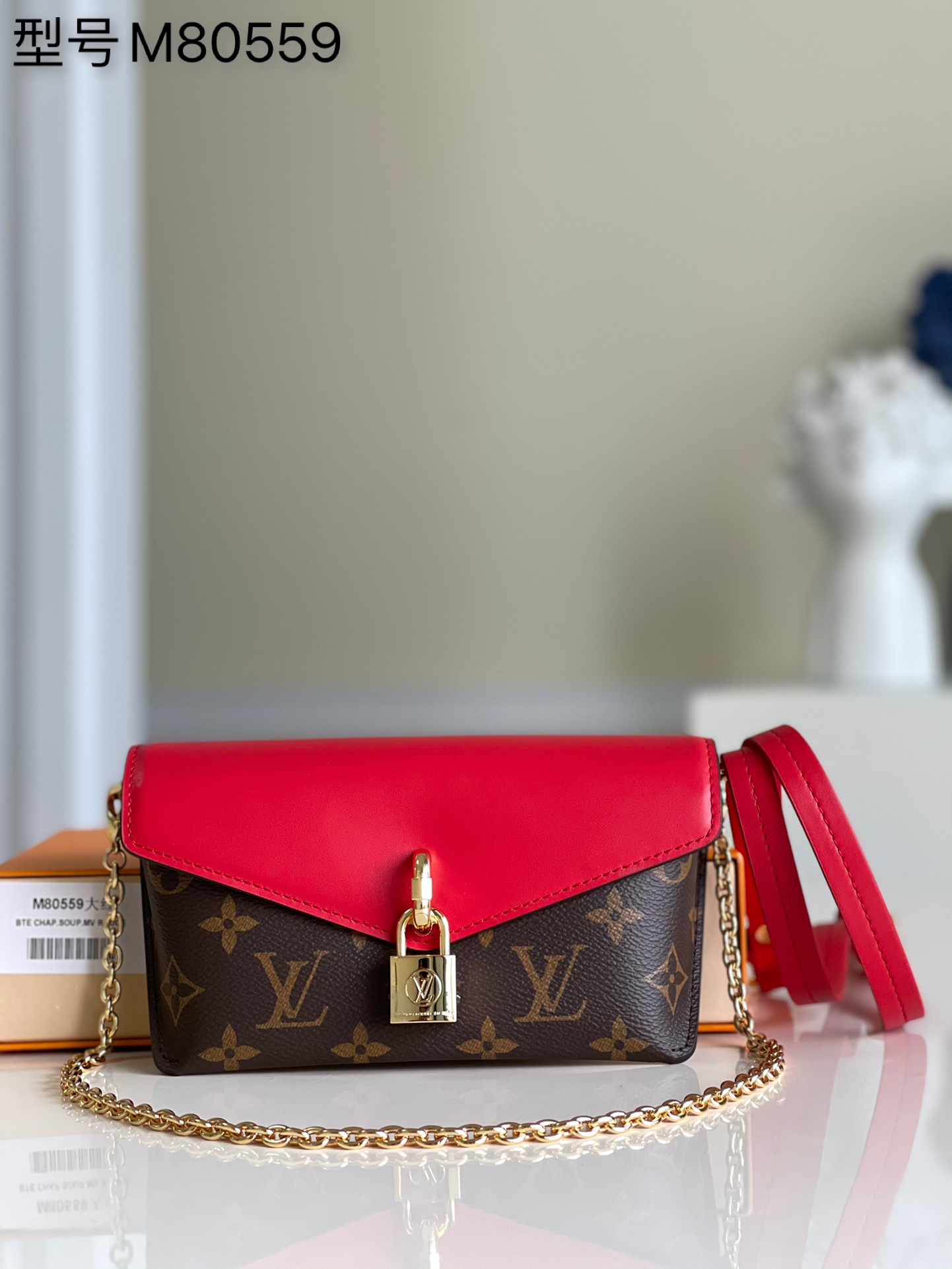 NO:397538,【Exclusive real photo M80559 red】Padlock on Strap handbag combines classic Monogram canvas and silky cowhide flap with a belt ring on the back. LV inscription padlock embellishes the safety magnetic buckle, detachable chain and removable and adjustable shoulder strap for shoulder and crossbody experience. Dimensions 19 x 11 x 3 cm d.,LV【original leather】,louis vuitton,cowhide19860909【独家实拍 M80559红】Padlock on Strap 手袋融合经典 Monogram 帆布和丝滑牛皮翻盖,背面配有束带圈.LV 铭纹挂锁点缀安全磁扣,可拆卸链条和可拆卸并调节的肩带实现肩背和斜挎体验.尺寸19 x 11 x 3 厘米 d.,LV【原厂皮】,louis vuitton,cowhide,Bag