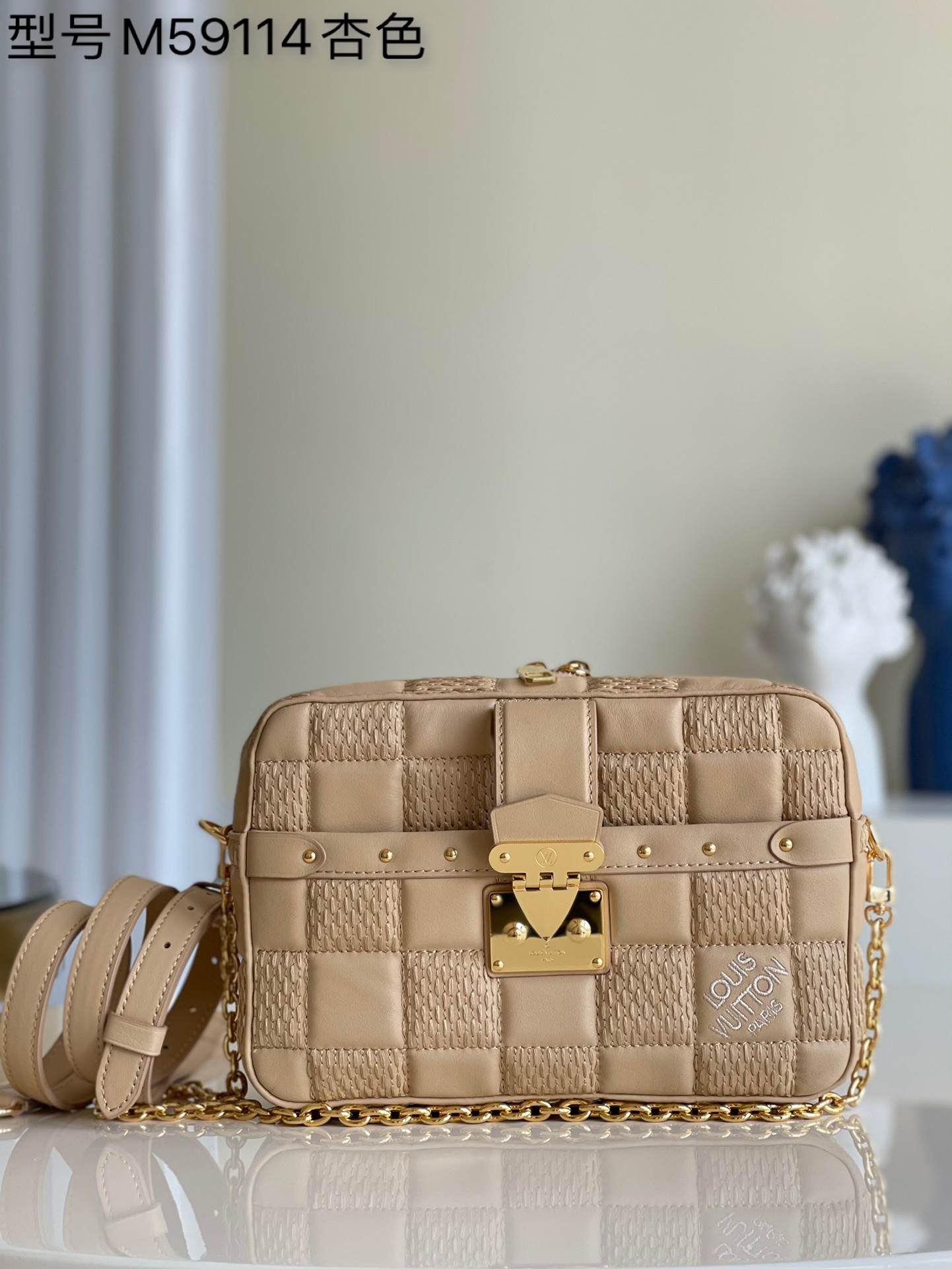 NO:397664,【Exclusive real photo M59114 apricot color】M59111 TROCA medium-sized handbag Troca medium-sized handbag is derived from the collection Trocadéro camera bag, which is quilted and lined with sheepskin embroidery. The Damier pattern is full of braided plaid embroidery lock chain shoulder strap plaid bag square bag oo[handshake][handshake] with S-lock lock, stud trim and corners, and is equipped with adjustable leather shoulder straps and removable chain. Size 25.5 x 17 x 7 q.,LV [original leather],louis vuitton,sheepskin19860909【独家实拍M59114杏色】M59111 TROCA 中号手袋Troca 中号手袋脱胎于典藏 Trocadéro 相机包,为 Damier 绗缝加衬绵羊皮刺绣超大 Damier 图案,全是编织压格刺绣锁扣链条双肩带格子包方块包oo[握手][握手]搭配 S-lock 锁扣、饰钉饰边和边角,随附可调节皮革肩带及可拆卸链条.尺寸25.5 x 17 x 7 q.,LV【原厂皮】,louis vuitton,sheepskin,Bag