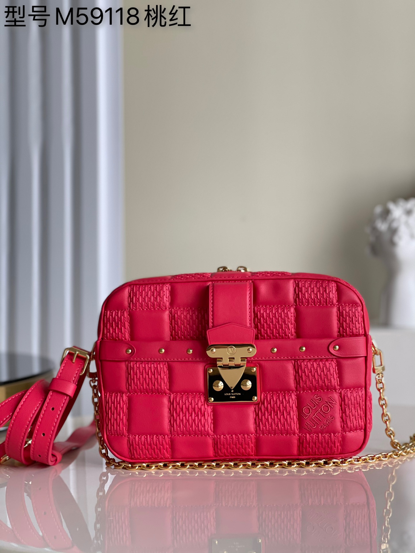 NO:397658,【Exclusive real photo M59118 cherry blossom pink】M59118 TROCA medium-sized handbag Troca medium-sized handbag is derived from the collection Trocadéro camera bag, which is quilted and lined with sheepskin embroidery. The Damier pattern is full of braided plaid embroidery lock chain shoulder strap plaid bag square bag oo[handshake][handshake] with S-lock lock, stud trim and corners, and is equipped with adjustable leather shoulder straps and removable chain. Size 25.5 x 17 x 7 q.,LV [original leather],louis vuitton,sheepskin19860909【独家实拍M59118樱花粉色】M59118 TROCA 中号手袋Troca 中号手袋脱胎于典藏 Trocadéro 相机包,为 Damier 绗缝加衬绵羊皮刺绣超大 Damier 图案,全是编织压格刺绣锁扣链条双肩带格子包方块包oo[握手][握手]搭配 S-lock 锁扣、饰钉饰边和边角,随附可调节皮革肩带及可拆卸链条.尺寸25.5 x 17 x 7 q.,LV【原厂皮】,louis vuitton,sheepskin,Bag