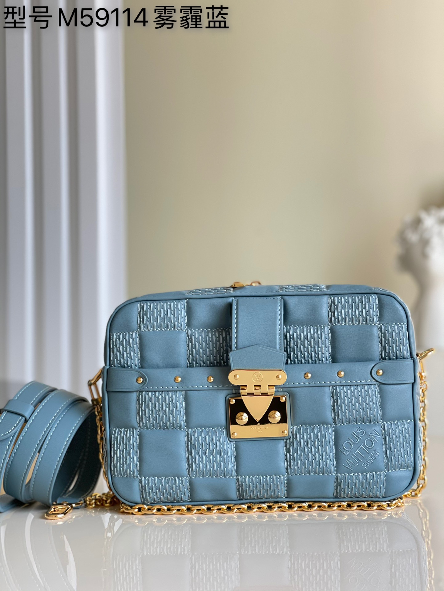 NO:397661,【Exclusive real photo M59114 blue】M59115 TROCA medium handbag Troca medium handbag is derived from the collection Trocadéro camera bag, which is quilted and lined with sheepskin embroidery. The Damier pattern is full of braided plaid embroidery lock chain shoulder strap plaid bag square bag oo[handshake][handshake] with S-lock lock, stud trim and corners, and is equipped with adjustable leather shoulder straps and removable chain. Size 25.5 x 17 x 7 q.,LV [original leather],louis vuitton,sheepskin19860909【独家实拍M59114兰色】M59115 TROCA 中号手袋Troca 中号手袋脱胎于典藏 Trocadéro 相机包,为 Damier 绗缝加衬绵羊皮刺绣超大 Damier 图案,全是编织压格刺绣锁扣链条双肩带格子包方块包oo[握手][握手]搭配 S-lock 锁扣、饰钉饰边和边角,随附可调节皮革肩带及可拆卸链条.尺寸25.5 x 17 x 7 q.,LV【原厂皮】,louis vuitton,sheepskin,Bag