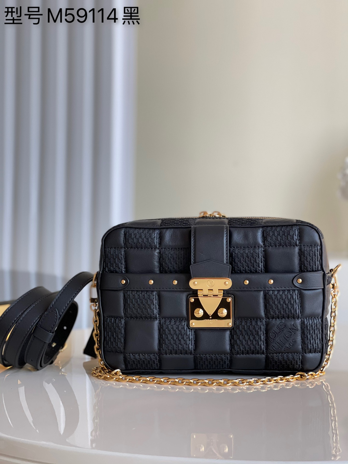 NO:397655,【Exclusive real photo M59114 black】Large TROCA medium handbag Troca medium handbag is born from the collection Trocadéro camera bag, which is quilted and lined with sheepskin embroidery. The Damier pattern is full of braided plaid embroidery lock chain shoulder strap plaid bag square bag oo[handshake][handshake] with S-lock lock, stud trim and corners, and is equipped with adjustable leather shoulder straps and removable chain. Size 25.5 x 17 x 7 q.,LV [original leather],louis vuitton,sheepskin19860909【独家实拍M59114黑色】大号 TROCA 中号手袋Troca 中号手袋脱胎于典藏 Trocadéro 相机包,为 Damier 绗缝加衬绵羊皮刺绣超大 Damier 图案,全是编织压格刺绣锁扣链条双肩带格子包方块包oo[握手][握手]搭配 S-lock 锁扣、饰钉饰边和边角,随附可调节皮革肩带及可拆卸链条.尺寸25.5 x 17 x 7 q.,LV【原厂皮】,louis vuitton,sheepskin,Bag