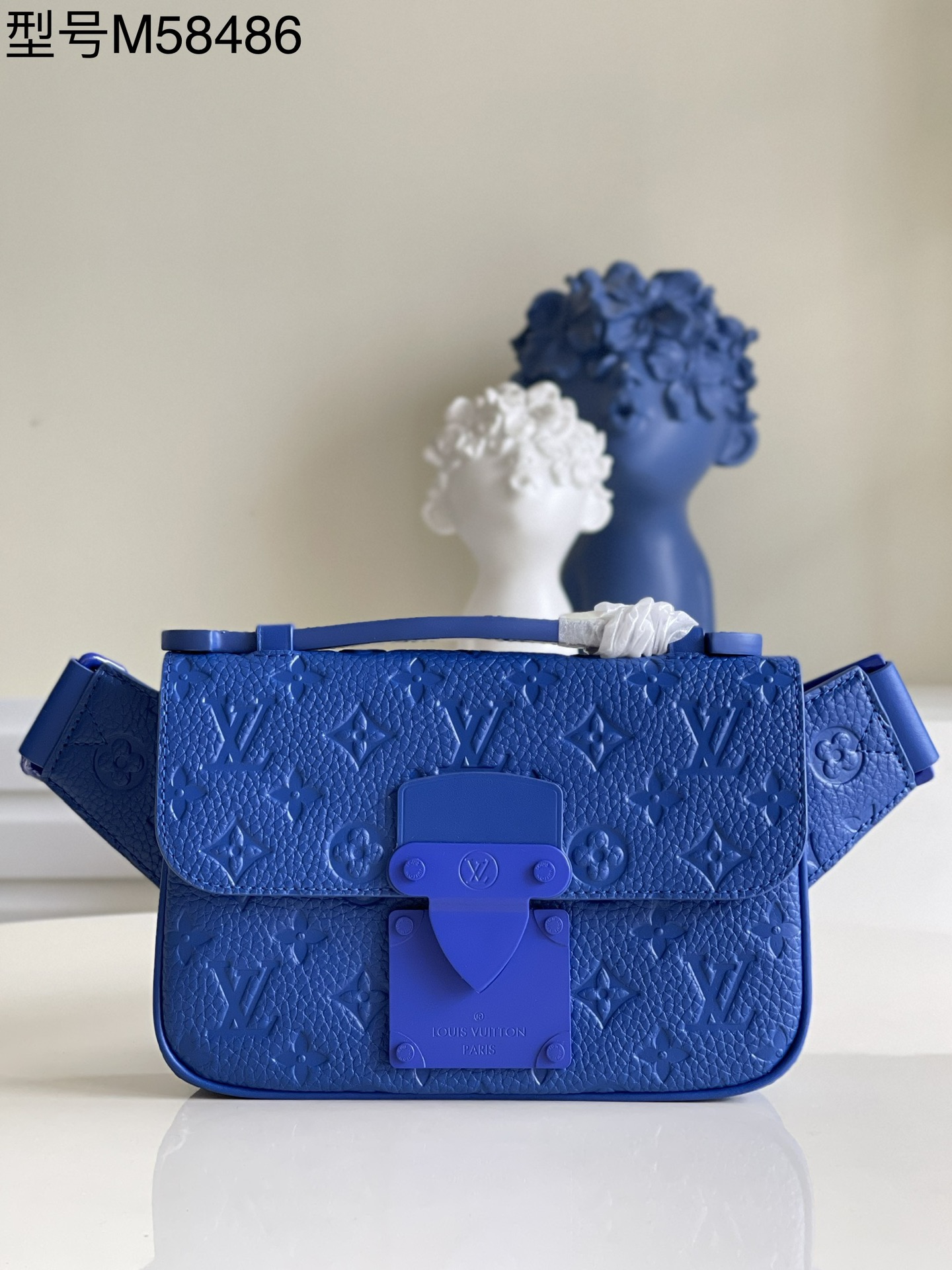 NO:397553,【Exclusive real photo M45486】This new S Lock Sling handbag is made of Monogram embossed Taurillon leather, embellished with bright blue tones, elegant and modern. The creative magnetic lock buckle is inspired by Louis Vuitton's traditional hard box lock buckle, which ensures the safety and convenience of access. It is equipped with LV logo straps and embossed handles, which are fashionable and practical, suitable for daily carrying. Size 21 x 15 x 4 cm z.750, LV [original leather], louis vuitton, louis vuitton19860909【独家实拍M45486】此新款 S Lock Sling 手袋由 Monogram 压纹 Taurillon 皮革制成,点缀亮眼蓝色色调,优雅现代.创意磁吸锁扣以路易威登传统硬箱锁扣为灵感打造,可确保物品安全无虞,便于拿取.配有 LV 标识肩带与压纹手柄,时尚实用,适合日常背携.尺寸21 x 15 x 4 cm z.750,LV【原厂皮】,louis vuitton,louis vuitton,Bag