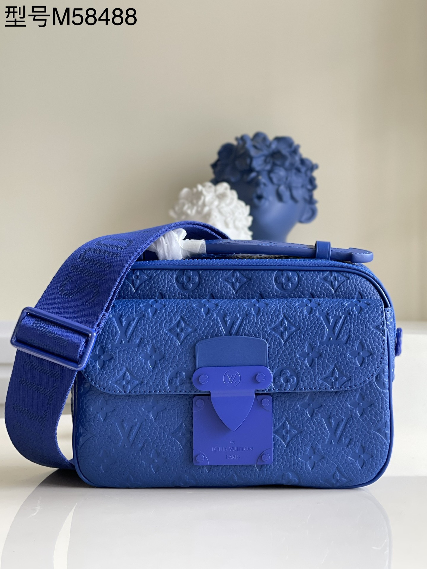 NO:397550,【Exclusive real photo M58488】This S Lock messenger bag is made of soft Taurillon leather, with eye-catching blue tones, embellishing the brand's iconic Monogram embossed pattern. The magnetic lock is inspired by the hard box lock designed by Georges Vuitton in 1886. It has a modern temperament and can ensure the safety of the items. It is equipped with a hard box style handle and LV logo strap for easy carrying. Size 22 x 18 x 8cm z.800, LV [original leather], louis vuitton19860909【独家实拍M58488】本款 S Lock 邮差包由柔软 Taurillon 皮革制成,选用醒目的蓝色色调,点缀品牌标志性的 Monogram 压纹图案.磁吸锁扣以 Georges Vuitton 于 1886 年设计的硬箱锁扣为灵感打造,深具摩登气质,可确保物品安全无虞.配有硬箱风格手柄与 LV 标识肩带,便于背携.尺寸22 x 18 x 8cm z.800,LV【原厂皮】,louis vuitton,Bag