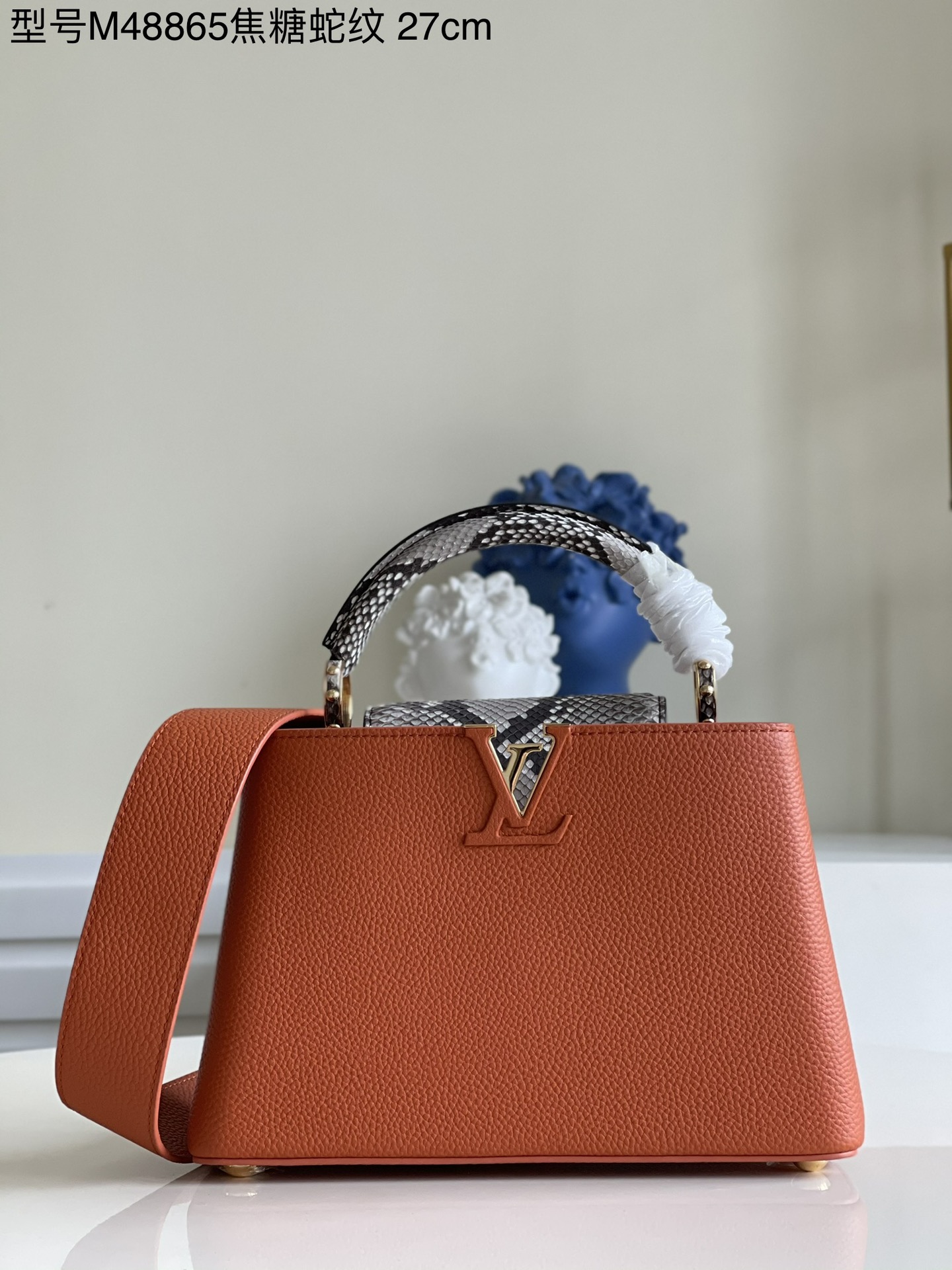 NO:397533,【Exclusive real photo of M48865 caramel snake shoulder small】This Capucines small handbag is made of comprehensive grains, exquisite configuration of Taurillon leather shaping, paired with top-fitting handle, two-type flip cover and illuminated snake skin. The logo is a gorgeous choice that can be used for the day and night. The wide shoulder straps with shoulder or crossbody to show the front and reveal the breath of wardrobe Size: 27 *18 * 9 cm N.,LV [original leather],louis vuitton,snakeskin19860909【独家实拍M48865焦糖蛇肩 小号】本款 Capucines 小号手袋以粒全面 Taurillon 皮塑革造精巧构型 搭顶配部手柄、两式翻盖及莹蟒泽蛇皮勾勒的 标识 成就昼皆夜宜的华美之选可拆卸宽肩令带肩背或斜挎展前露卫气息 Size: 27 *18 * 9 cm N.,LV【原厂皮】,louis vuitton,snakeskin,Bag