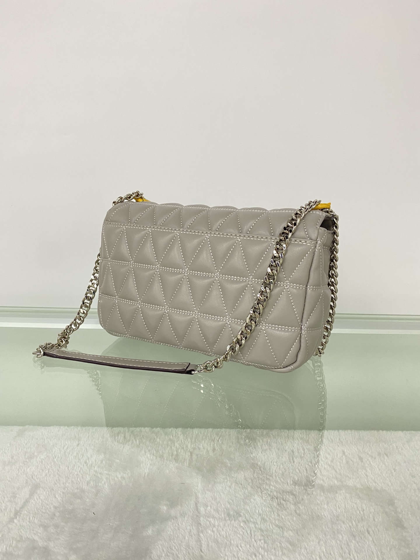 Michael Kors 菱格羊皮灰色中号 mk羊皮链条包 Sloan 系列新品 柔软细腻的羊皮 独具匠心的新锁扣