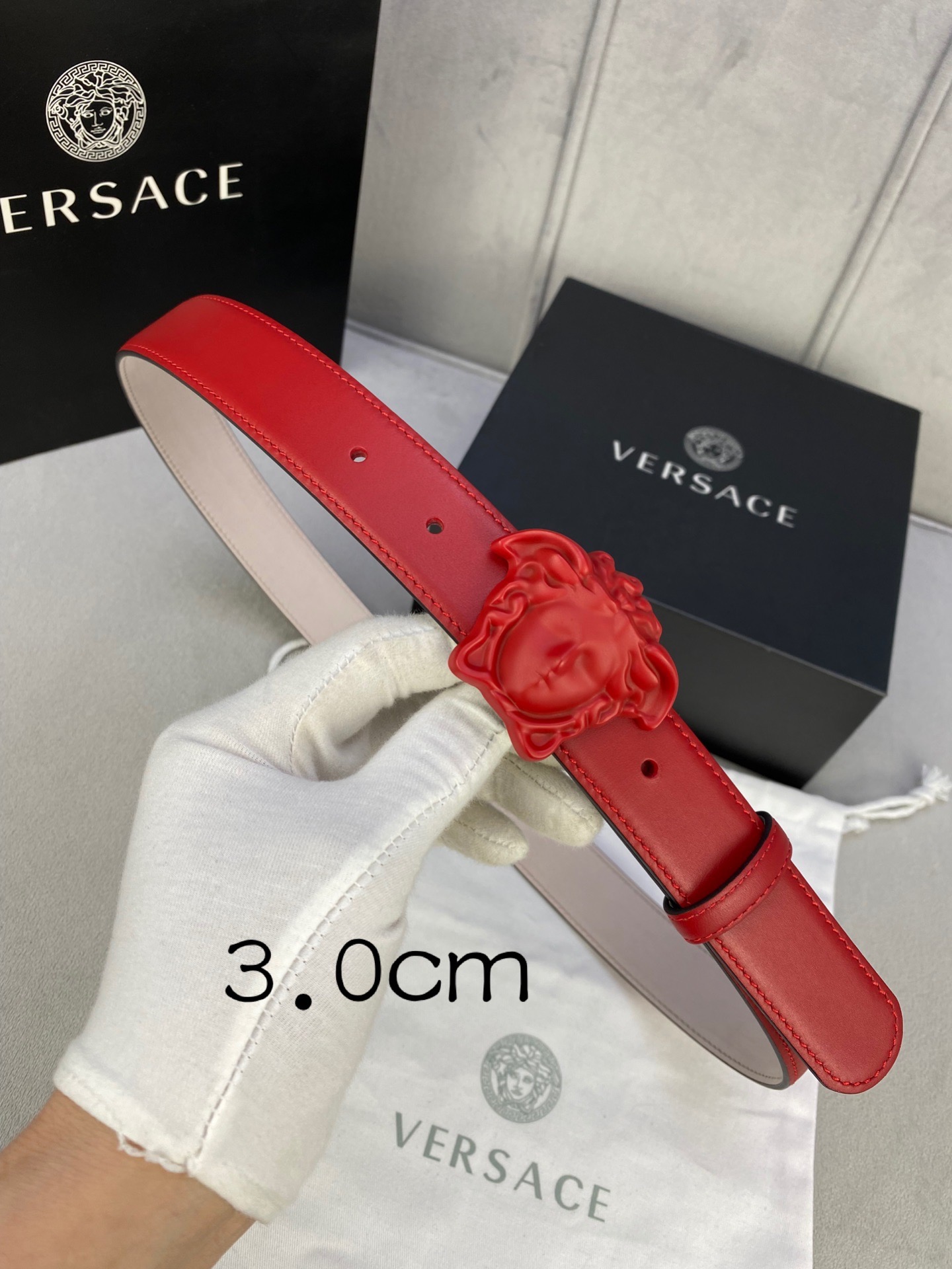宽度3.0cm范思哲此腰带饰有标志性的Versace美杜莎头像扣彰显品牌格调是一款精美的衣橱必备单品秀场