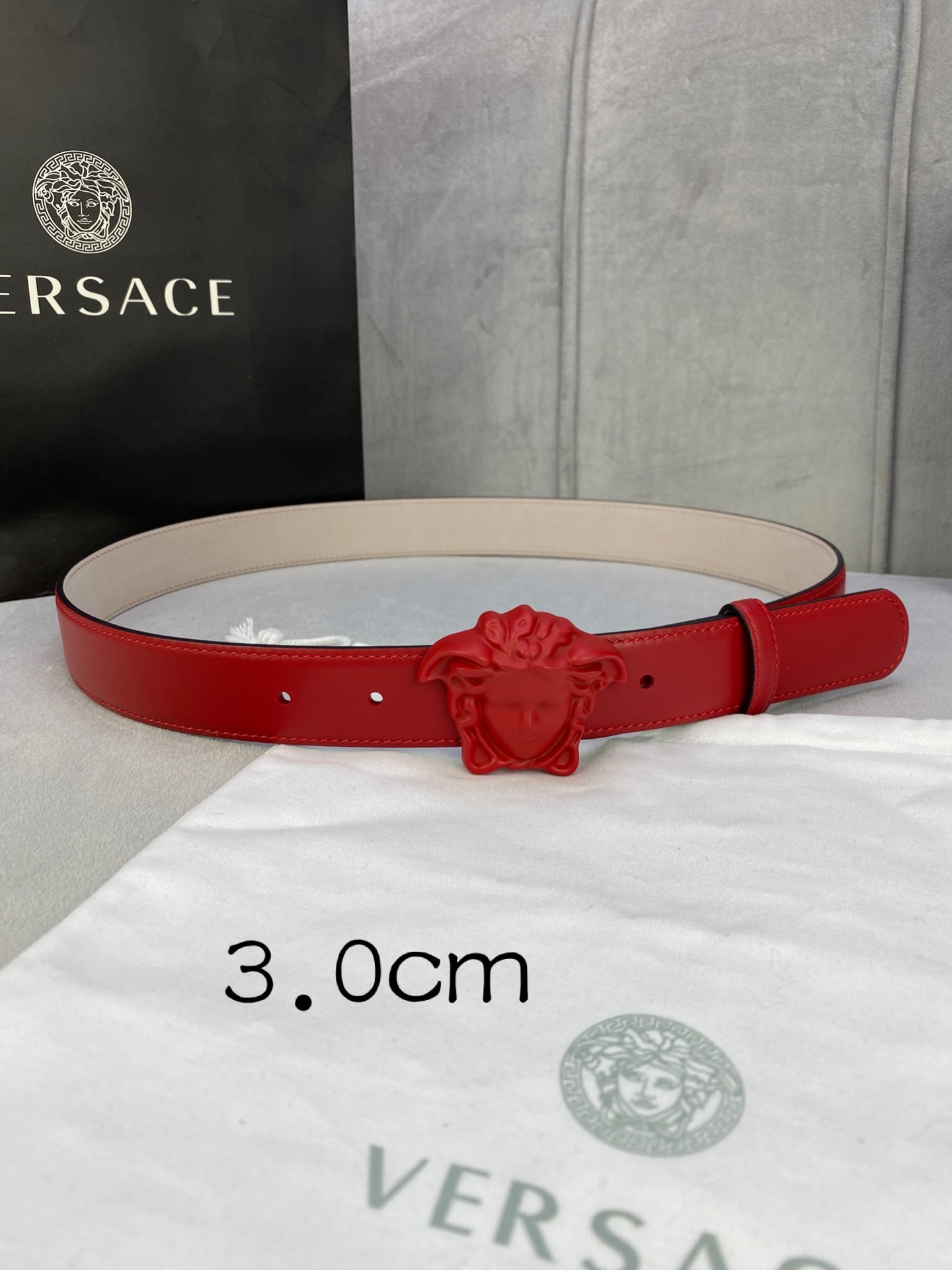 宽度3.0cm范思哲此腰带饰有标志性的Versace美杜莎头像扣彰显品牌格调是一款精美的衣橱必备单品秀场