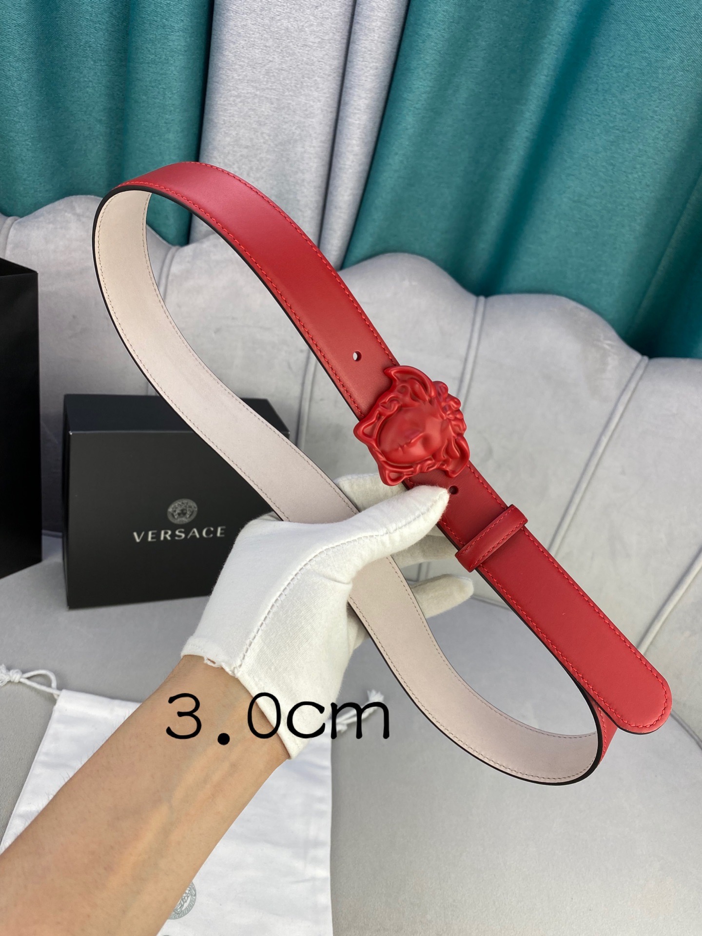 宽度3.0cm范思哲此腰带饰有标志性的Versace美杜莎头像扣彰显品牌格调是一款精美的衣橱必备单品秀场