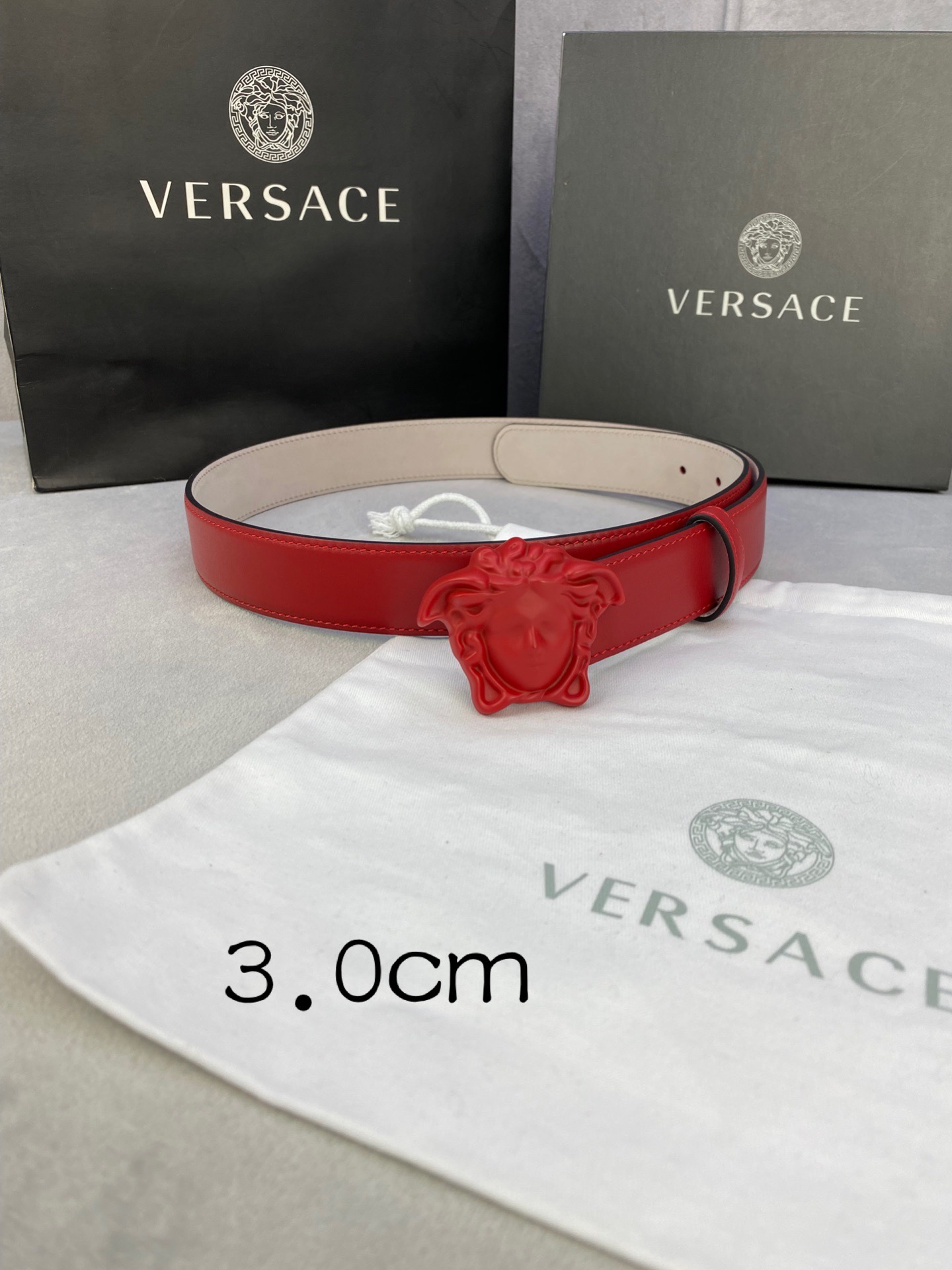 宽度3.0cm范思哲此腰带饰有标志性的Versace美杜莎头像扣彰显品牌格调是一款精美的衣橱必备单品秀场