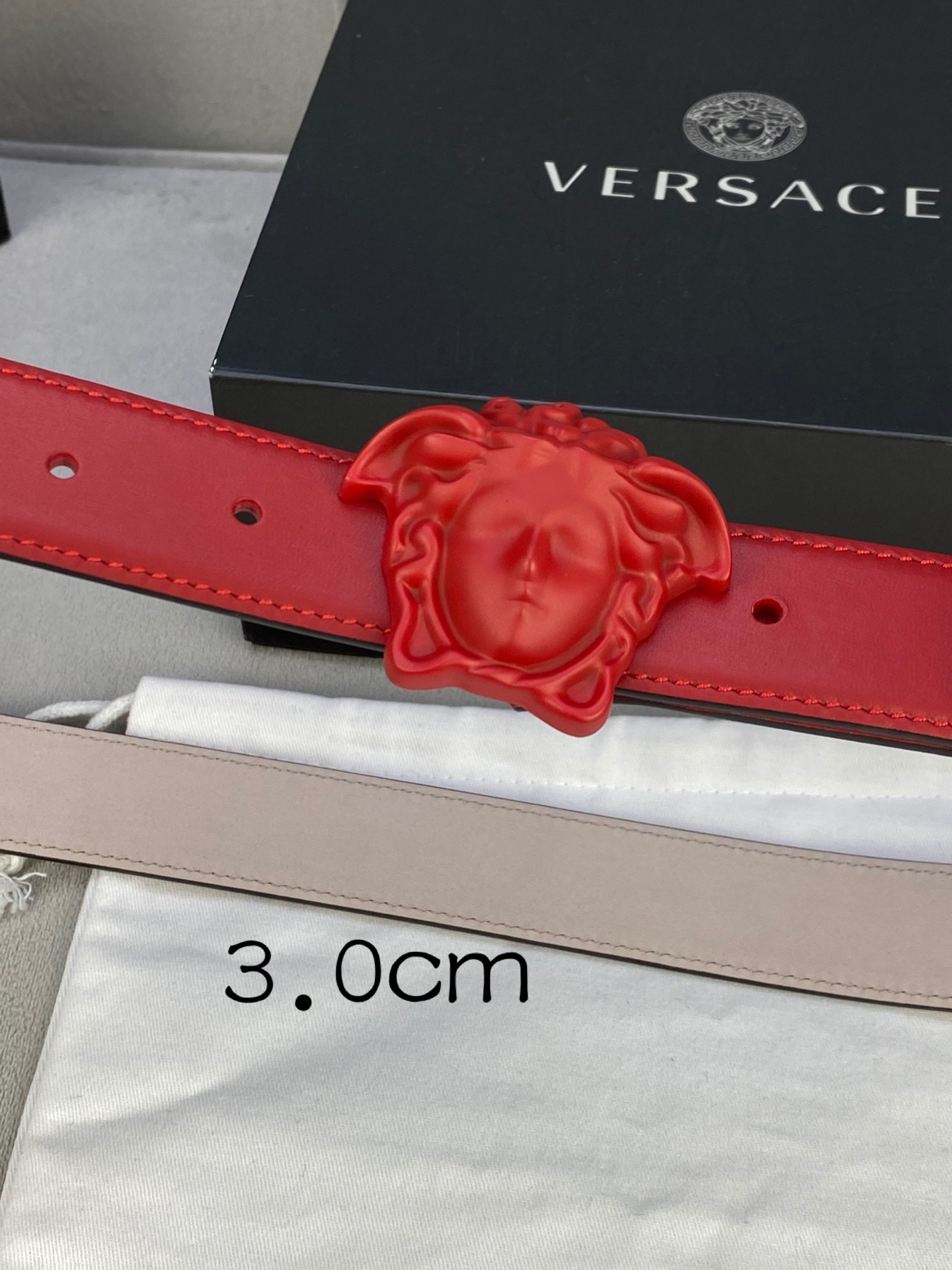 宽度3.0cm范思哲此腰带饰有标志性的Versace美杜莎头像扣彰显品牌格调是一款精美的衣橱必备单品秀场