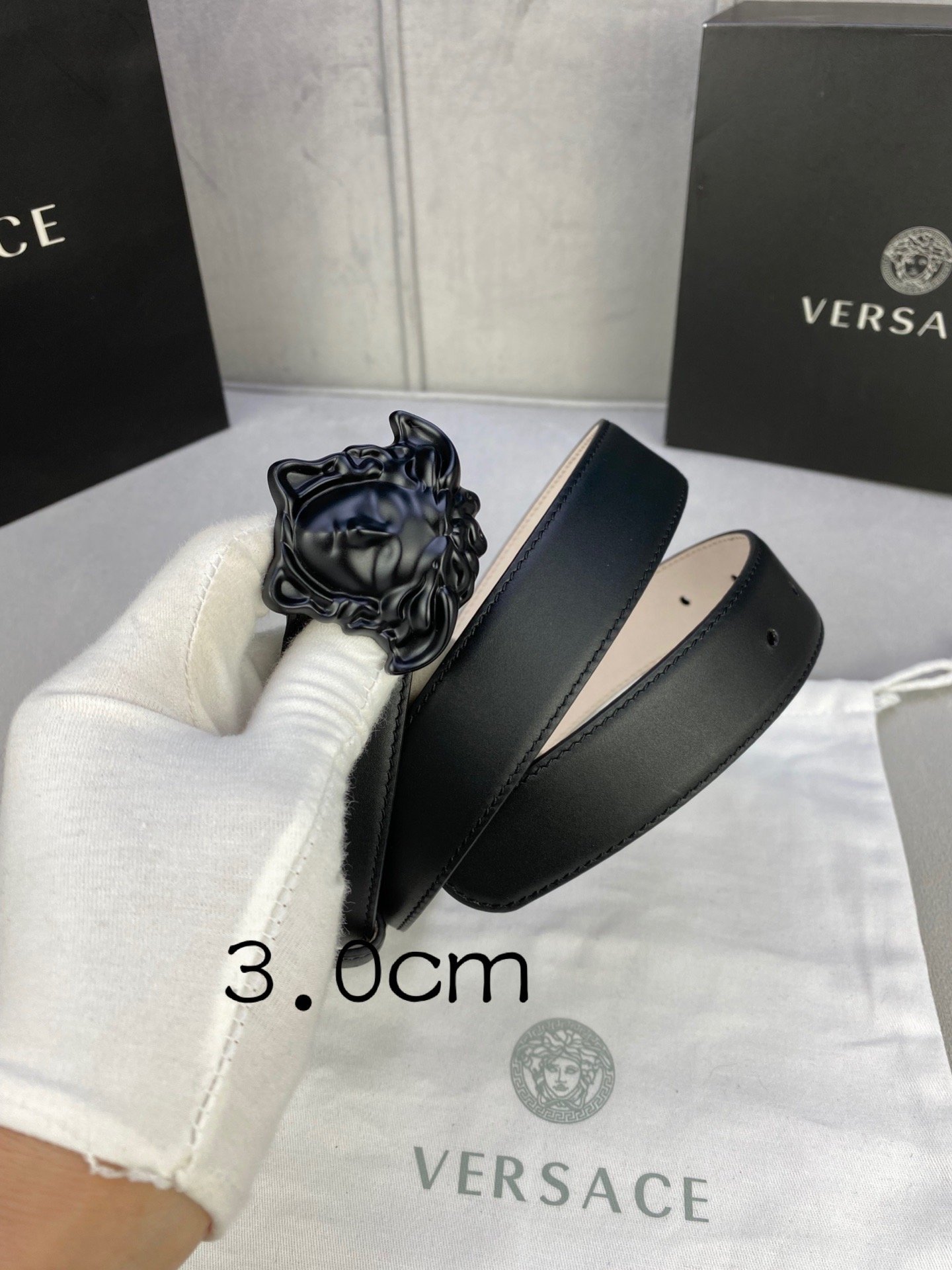宽度3.0cm范思哲此腰带饰有标志性的Versace美杜莎头像扣彰显品牌格调是一款精美的衣橱必备单品秀场