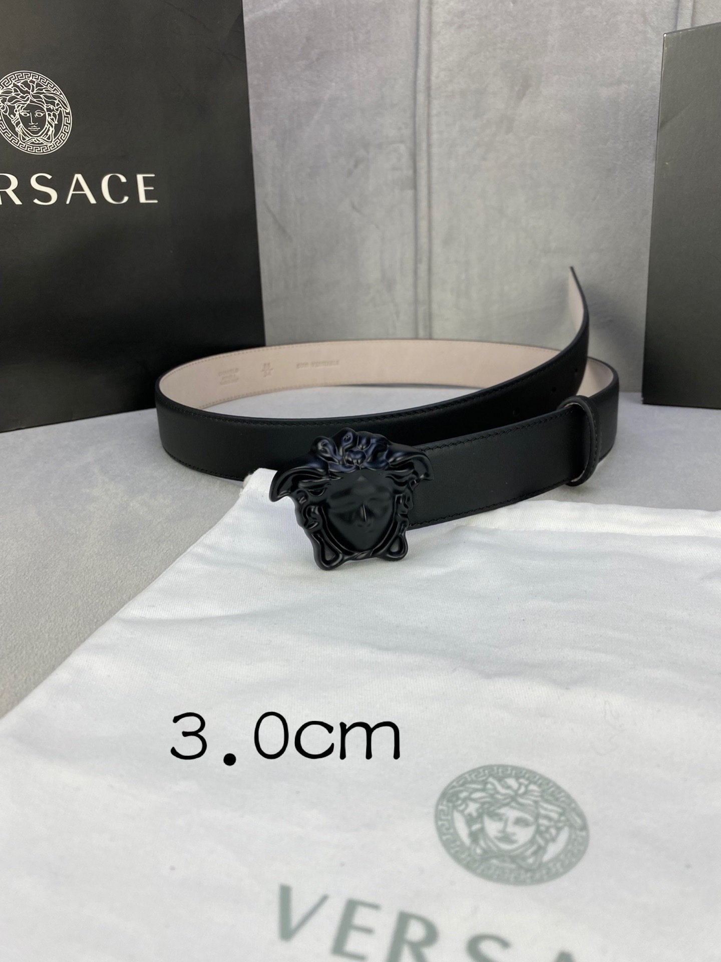 宽度3.0cm范思哲此腰带饰有标志性的Versace美杜莎头像扣彰显品牌格调是一款精美的衣橱必备单品秀场