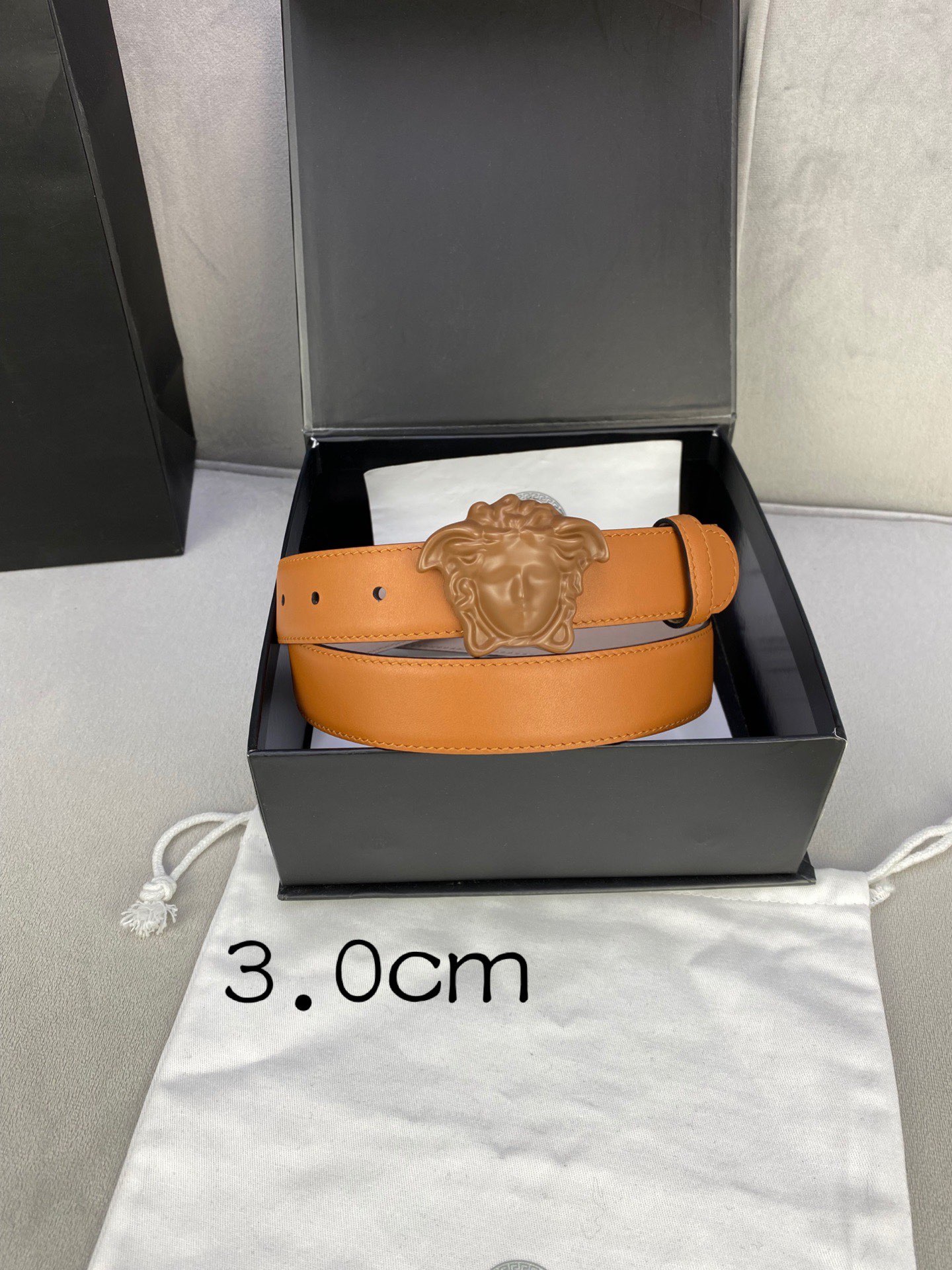 宽度3.0cm范思哲此腰带饰有标志性的Versace美杜莎头像扣彰显品牌格调是一款精美的衣橱必备单品秀场