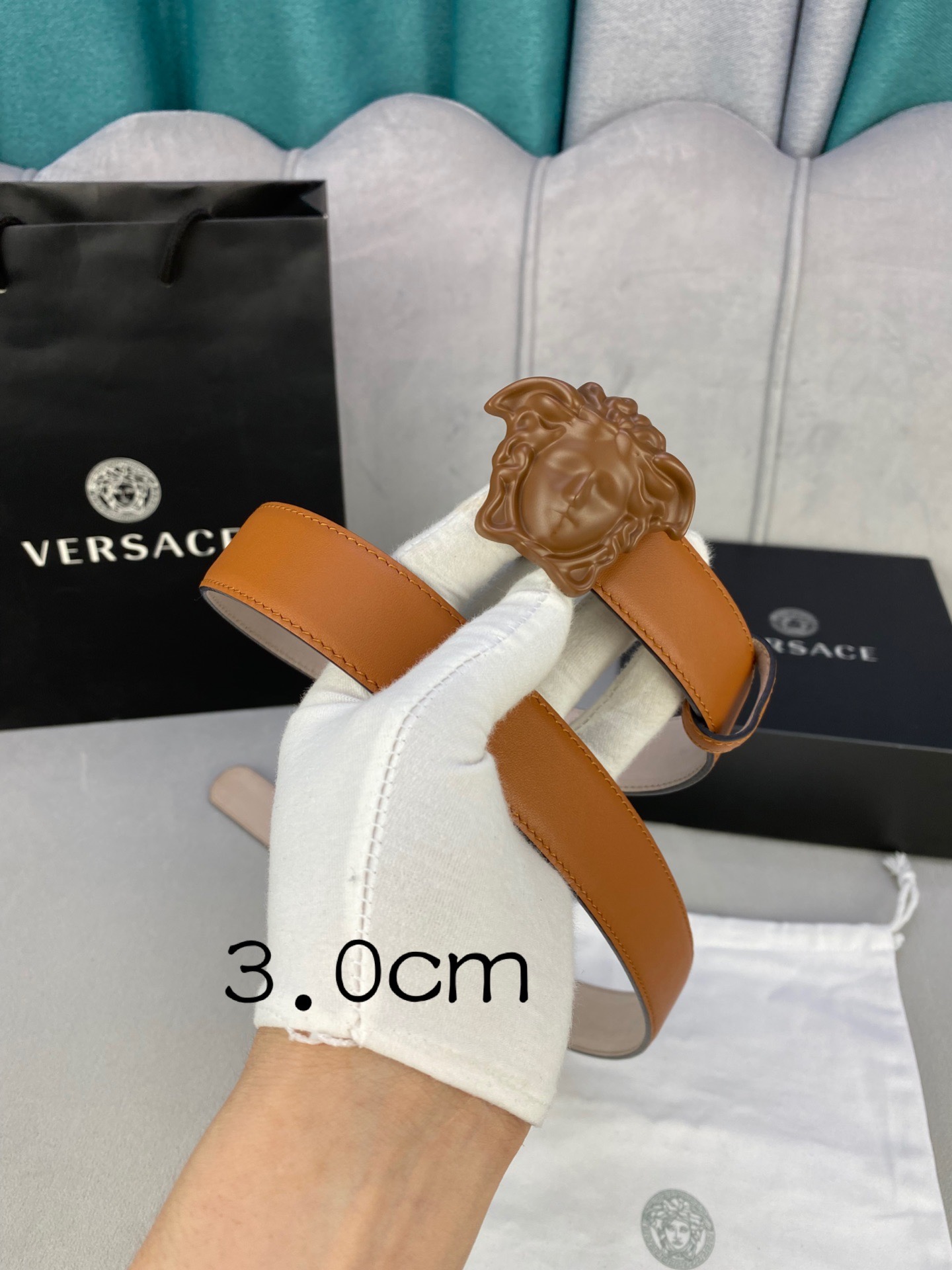 宽度3.0cm范思哲此腰带饰有标志性的Versace美杜莎头像扣彰显品牌格调是一款精美的衣橱必备单品秀场