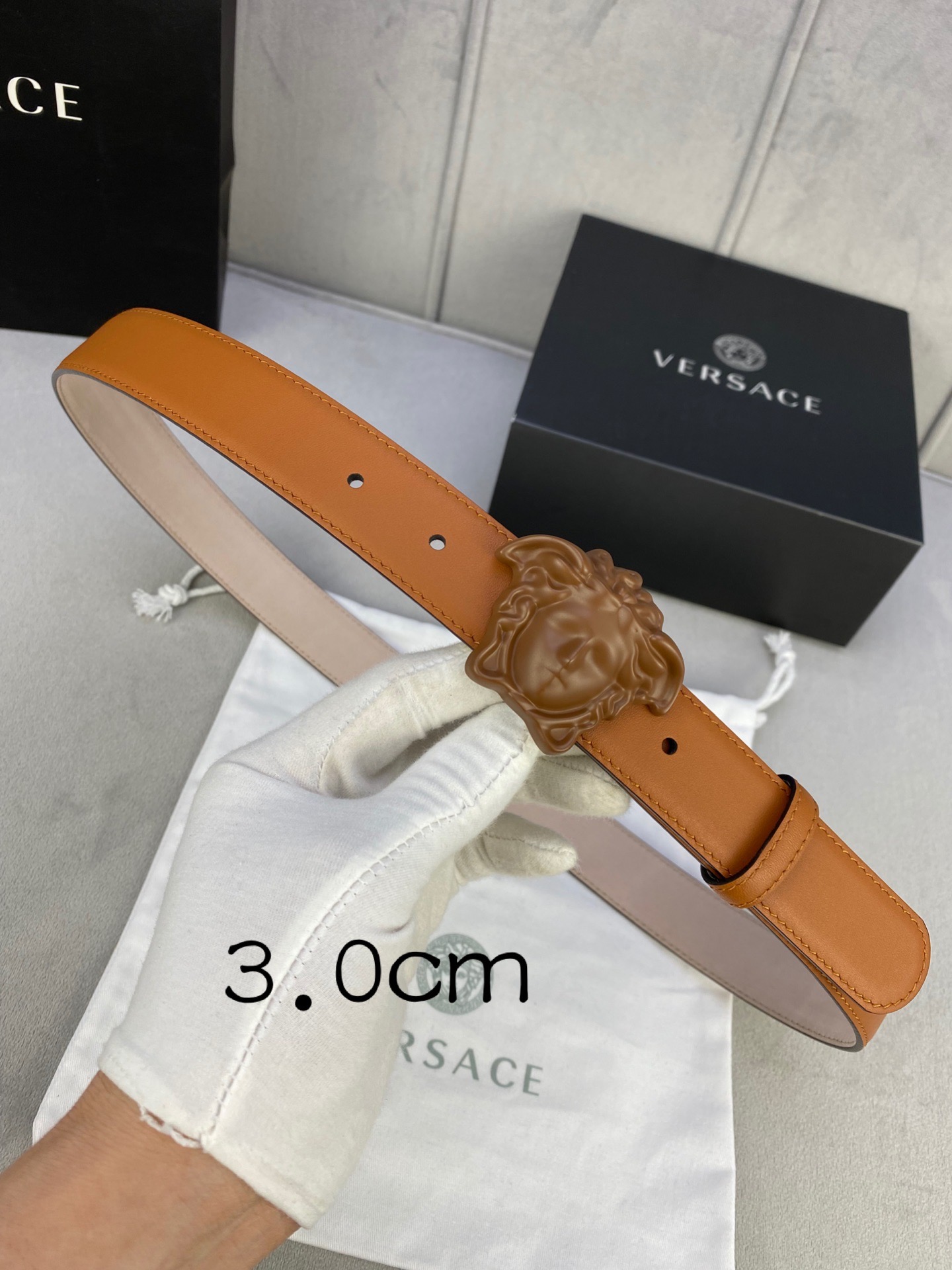 宽度3.0cm范思哲此腰带饰有标志性的Versace美杜莎头像扣彰显品牌格调是一款精美的衣橱必备单品秀场