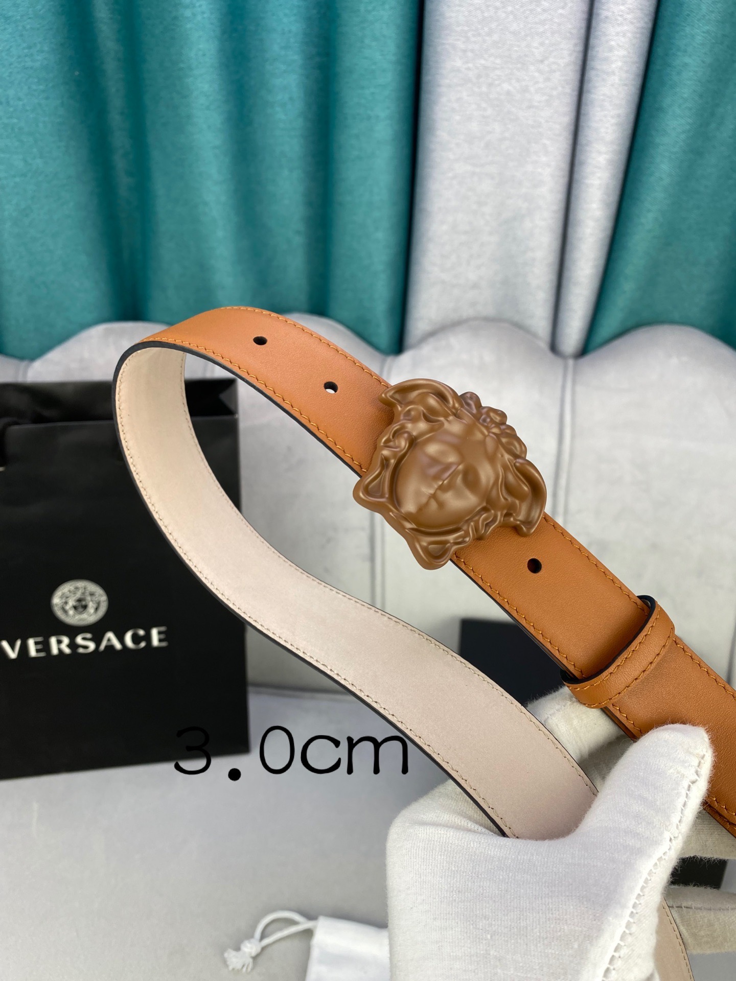 宽度3.0cm范思哲此腰带饰有标志性的Versace美杜莎头像扣彰显品牌格调是一款精美的衣橱必备单品秀场