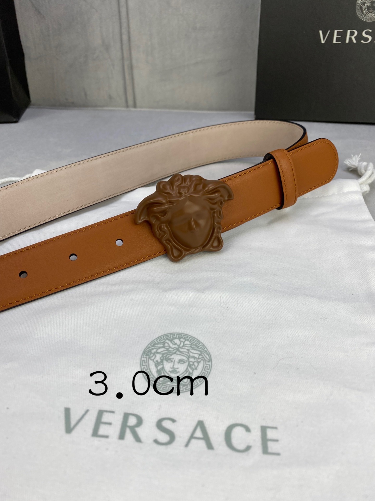 宽度3.0cm范思哲此腰带饰有标志性的Versace美杜莎头像扣彰显品牌格调是一款精美的衣橱必备单品秀场