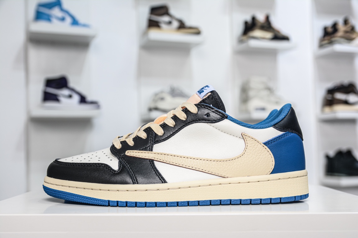 五一最强 独家顶级纯原版本 Travis Scott x Fragment Design x Air Jordan 1 Low 藤原浩三方联名 白蓝黑 倒钩低帮 原配方烧制大底 原厂SDS皮料全部采用德国进口电脑针车机台 针距、边距完全同步原鞋 原档案刺绣飞翼Logo 目前市面最高水准 这个版本一半在我这 一半发外贸高端鬼佬客户 品质自行擦亮眼睛对比🤭