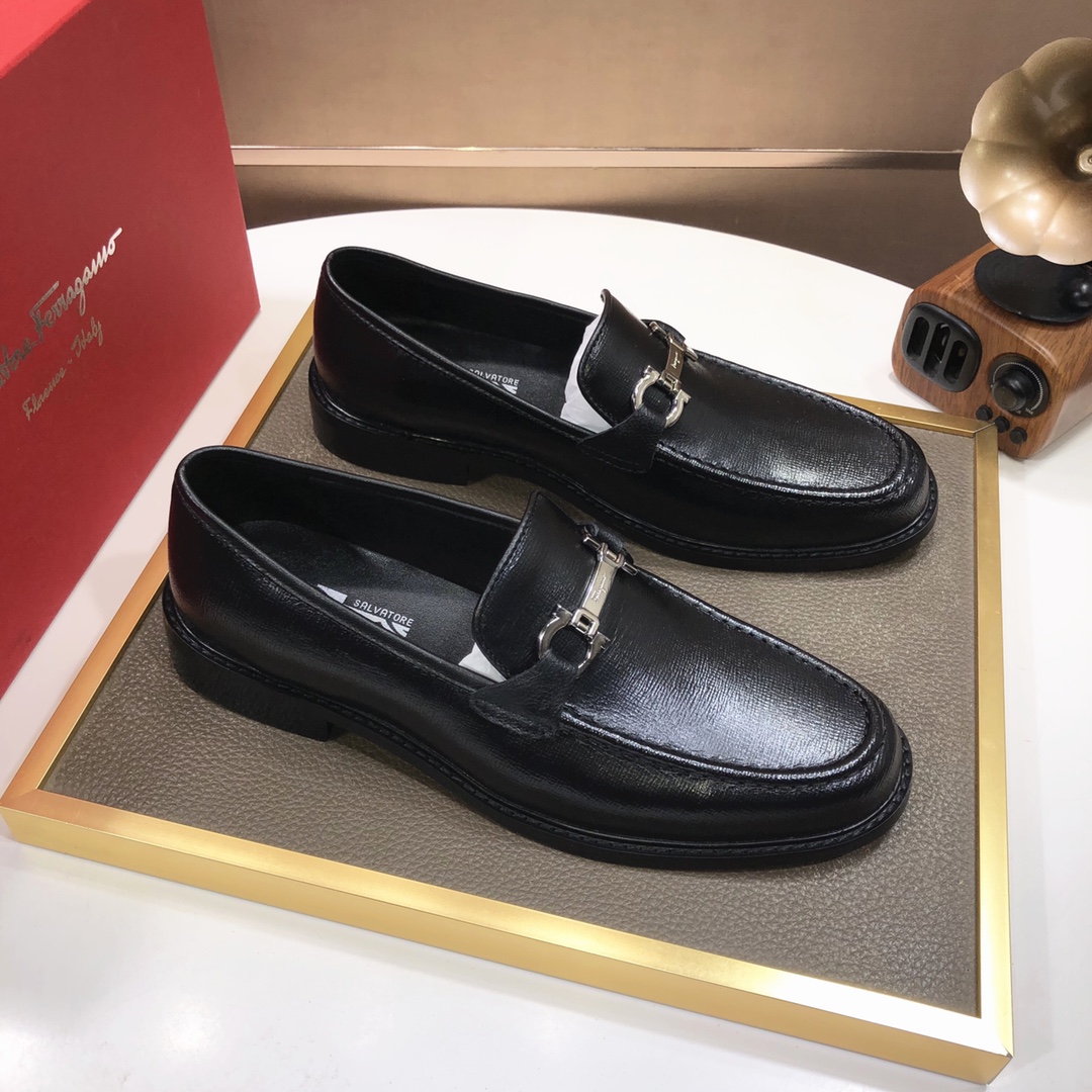 J0 菲拉格慕最新真皮商务西装鞋官网同步上市，意大利进口 头层牛皮一比一重金打造，官网1:1橡胶大底。穿着百搭，高档不失档次，彩色搭配气度不凡。此款四季款，穿在脚上魅力四射尽显大牌气质。标准码38—–44