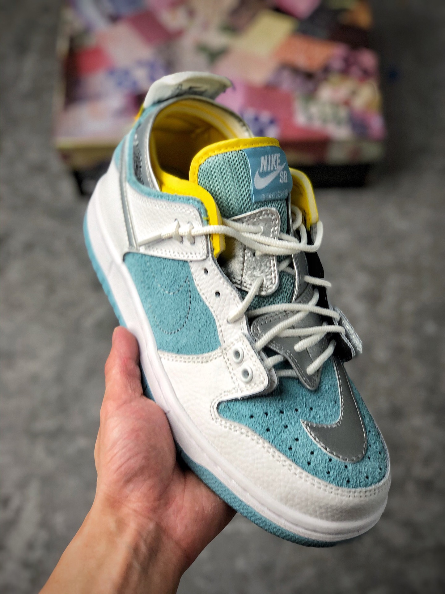  支持放店
耐克 Dunk SB low联手EJDER 主理人打造Nike Dunk SB 巴黎时装周走秀，这次EJDER 的设计理念以橙色和蓝色为主，裁片以及套袜式的鞋面呈现。鞋身的钩子和以往的风格有一个质的改变，花样式的鞋带以及穿搭玩法，给玩鞋爱好者提供新花式。
货号：BQ6817-800
Size：36 36.5 37.5 38 38.5 39 40 40.5 41 42 42.5 43 44 45