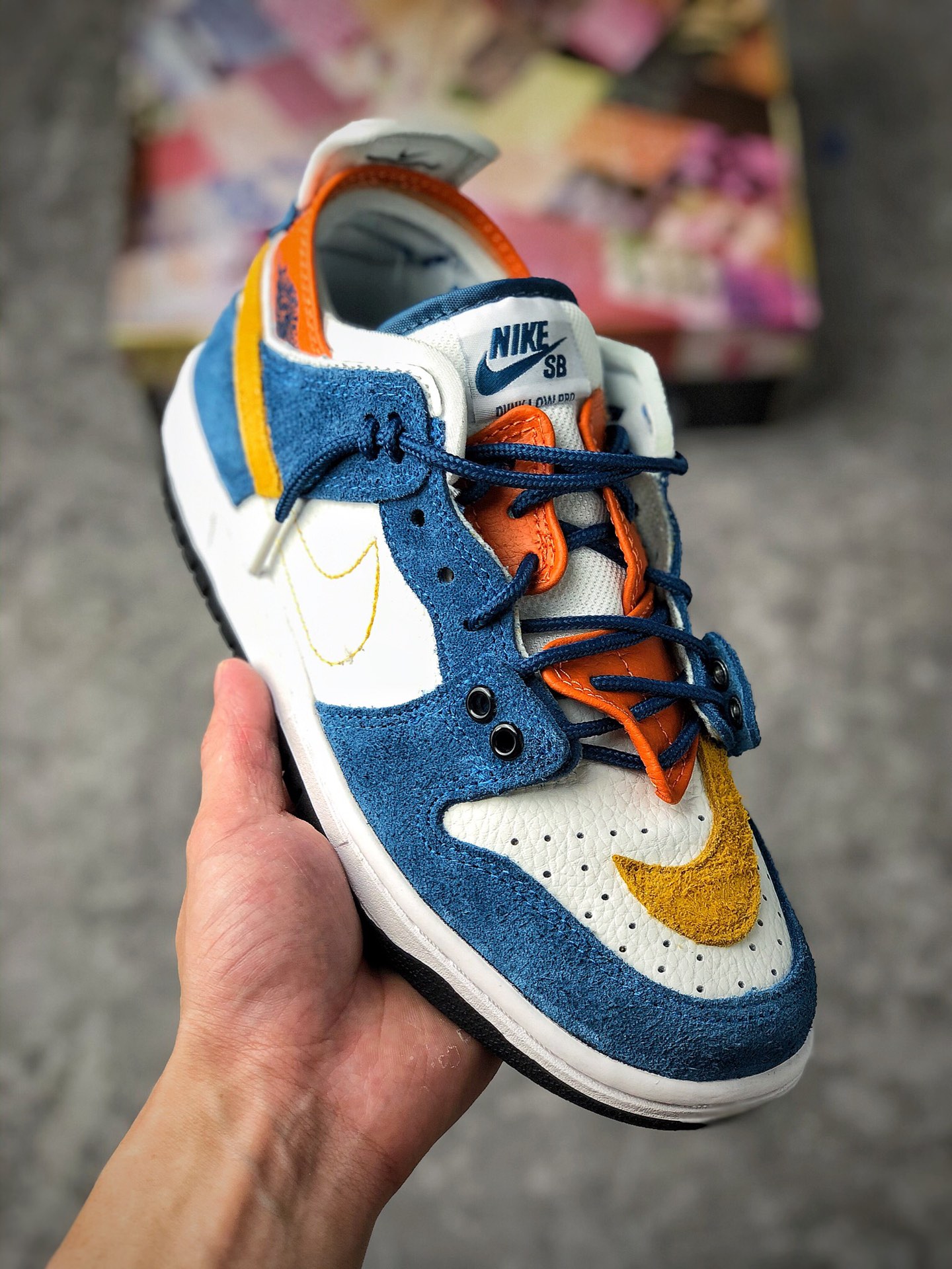  支持放店
耐克 Dunk SB low联手EJDER 主理人打造Nike Dunk SB 巴黎时装周走秀，这次EJDER 的设计理念以橙色和蓝色为主，裁片以及套袜式的鞋面呈现。鞋身的钩子和以往的风格有一个质的改变，花样式的鞋带以及穿搭玩法，给玩鞋爱好者提供新花式。
货号：BQ6817-800
Size：36 36.5 37.5 38 38.5 39 40 40.5 41 42 42.5 43 44 45