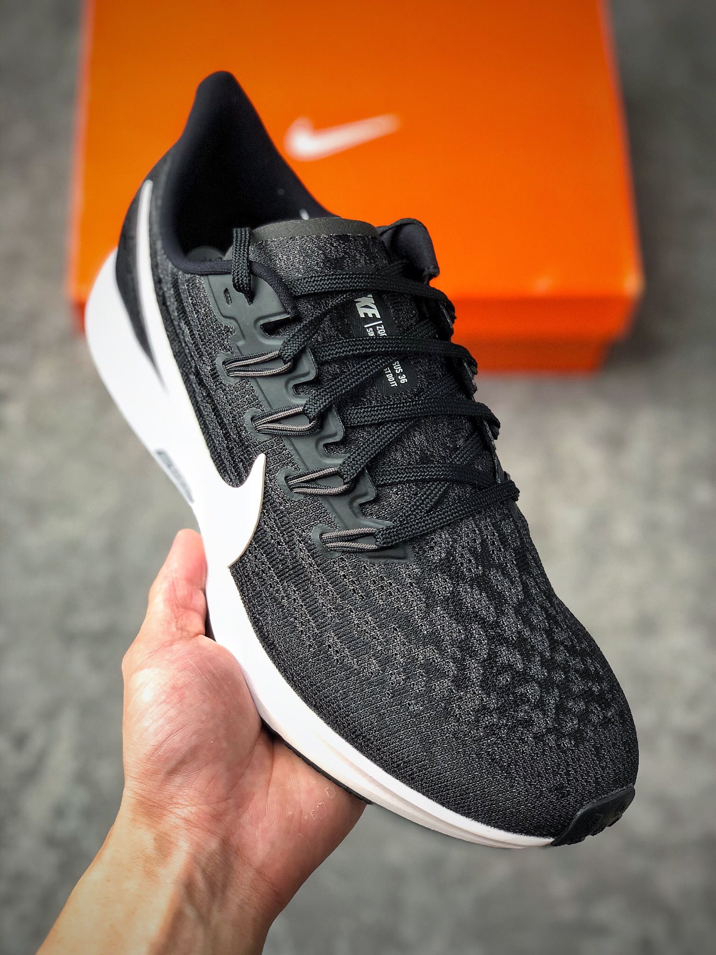  支持放店
官方正确版原装组合大底 耐克 Nike Zoom Pegasus 36 登月36代 针织透气缓震疾速跑鞋。采用轻盈的鞋面，而创新泡棉为长距离训练带来革命性的回弹表现，全新升级。包覆鞋头到中足的局部内衬设计，贴合从中足到后跟的传统足形，旨在帮助你投入迅捷出色的训练。织物和合成材质鞋面将轻盈感焕新升级，而匠心材料让外观出众透气。 橡胶外底可帮助吸收冲击，提供可驾驭多种地面的抓地力。
官方货号#AQ2203-002
SIZE：36 36.5 37.5 38 38.5 39 40 40.5 41 42 42.5 43 44 45