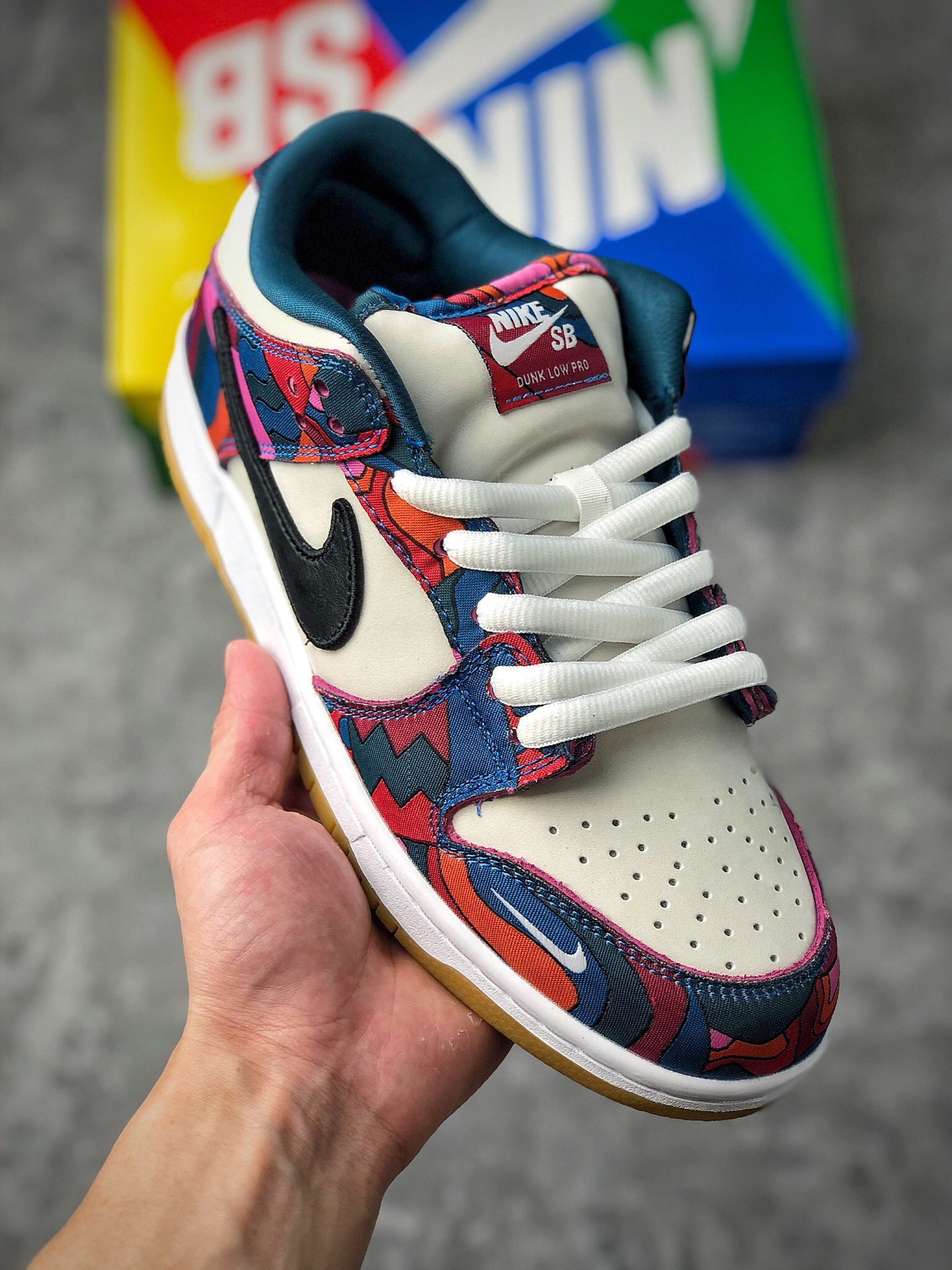  终端放货
Parra x NK SB Dunk Low 
撕撕乐 纯原生产线出品
以白色为基础，鞋身框架则选用了蓝、红、粉、橙多色色块拼接而成，鞋面选用了麂皮与皮革材质拼接而成，细节上在鞋舌标签和后跟部分均带有 Parra 标志性涂鸦元素 货号：DH7695-100 
SIZE：36 36.5 37.5 38 38.5 39 40 40.5 41 42 42.5 43 44 44.5 45 46 47.5