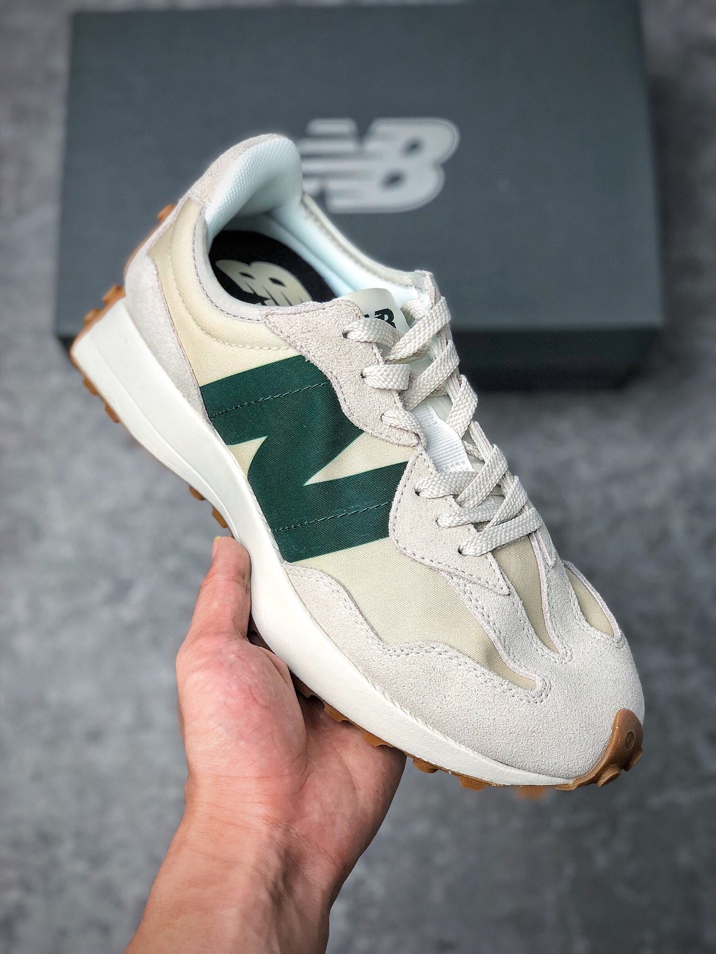  支持放店
独家实拍New Balance 新百伦MS327系列复古休闲运动慢跑鞋 
全新 New Balance 327系列，以更纯粹的复古风格设计打造的全新造型。侧身还以解构设计，将 N 字标志以做旧压花样式呈现，样式别具新意。而麂皮、冲孔皮革的塑造，则呈现出高级怀旧气质，也让鞋款在奢华时装风格与运动氛围之间达到了平衡。
#鞋身采用尼龙及皮质物料拼接构成#中底高弹PU材质及满丁防滑橡胶外底
尺码：36 37 37.5 38 38.5 39.5 40 40.5 41.5 42 42.5 43 44 45