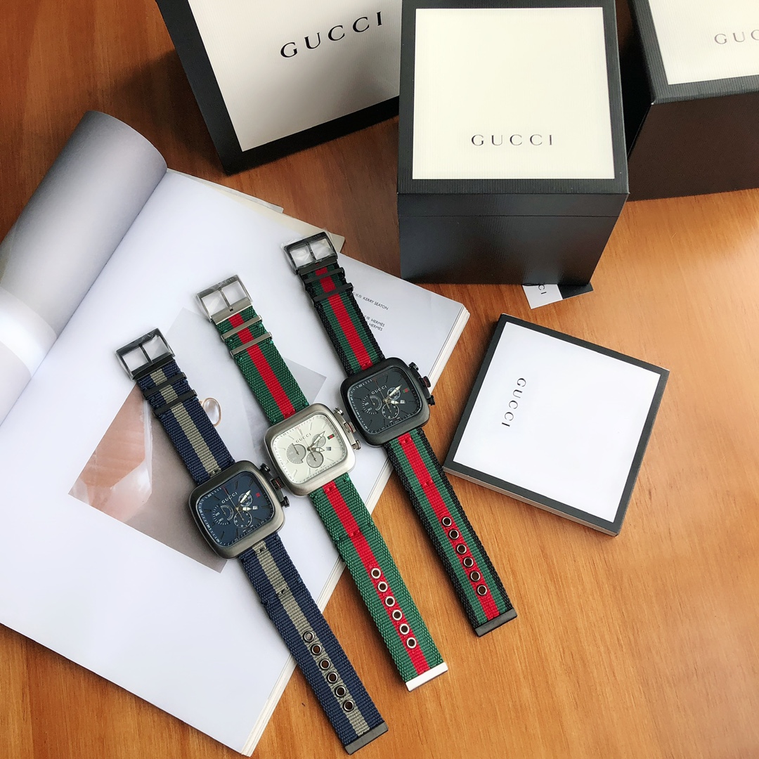 El reloj de cuarzo para hombre Batch Gucci, con un raro diseño de esfera cuadrada grande y una correa de tela de colore…