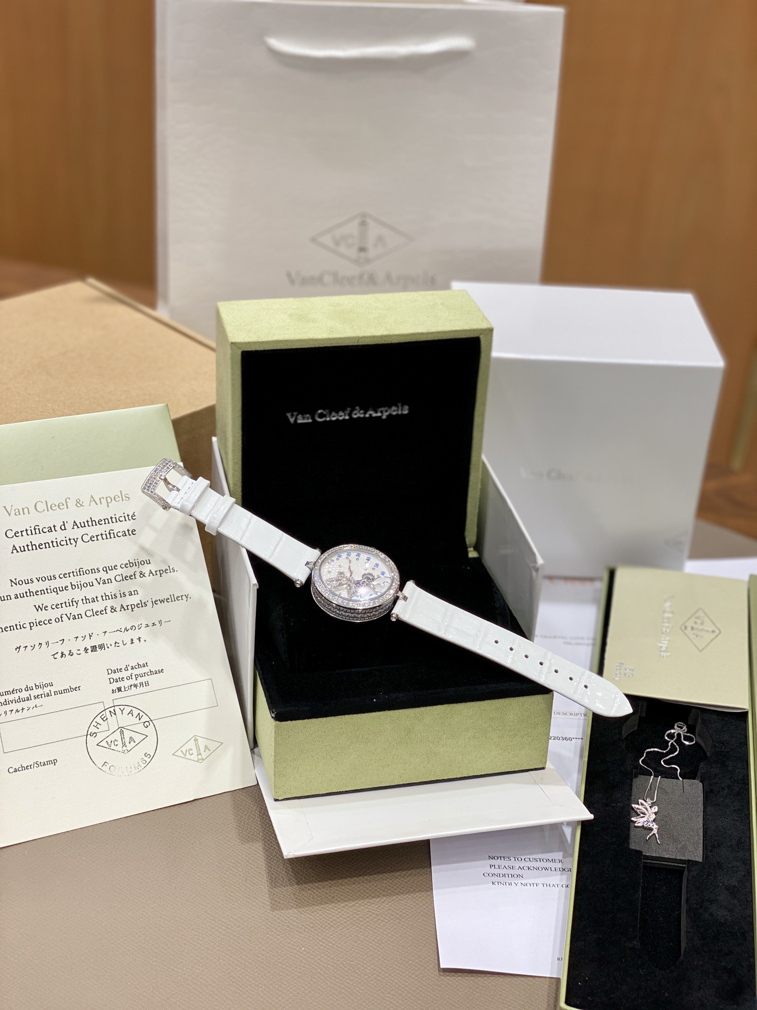 NO:145570,Van Cleef & Arels' new Lady Féerie watch symbolizes the fairy of joy and hope and has a long history in Van Cleef & Arels. These classic female figures are elegant and reminiscent of the charming fantasy world of aristocratic families. As a symbol of guarding muse and softness, the fairy wore sapphire and diamond dresses to witness the poem of the oetry of Time. The fairy's wings are made of turquoise painted glass enamel, and are complemented by the brilliant starry sky performed by guillotine carved mother-of-pearls and diamonds. The fairy sits gracefully above the clouds, waving a magic wand with the combination of the retrograde movement to indicate the minutes. The moon indicates the hours in the mother-of-pearls' window, emitting a soft and quiet halo.,,christian louboutin,van  clears skirts19860909梵克雅宝新款Lady Féerie腕表象征喜悦与希望的仙子和芭蕾舞者,在Van Cleef & Arels梵克雅宝中有着源远流长的历史.这些经典的女性形象姿态优雅,令人联想起世家的迷人幻想世界. 作为守护缪斯与柔美的象征,仙子身穿蓝宝石和钻石连衣裙,见证oetry of Time时间的诗篇.仙子的翅膀采用绿松石彩绘玻璃珐琅打造而成,与玑镂雕花珍珠母贝及镶嵌钻石演绎的璀璨星空相互辉映. 仙子优雅地静坐于云朵之上,在逆跳机芯的配合下挥舞魔法棒指示分钟.月亮指示珍珠母贝视窗中的小时,散发柔和宁静的光晕.,,christian louboutin,van cleef,skirts,Watch