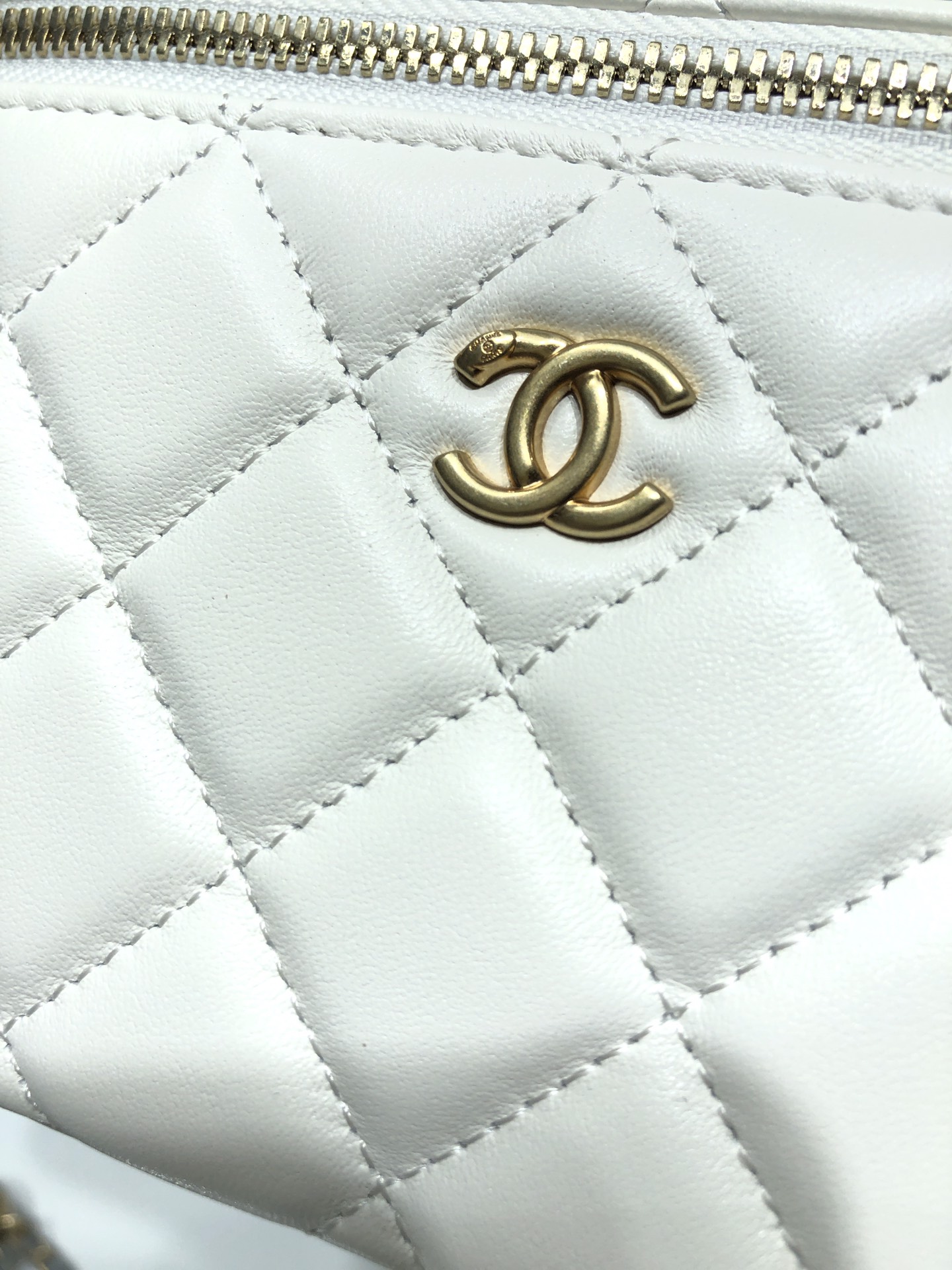 CHANEL: New Arrival: Adjustable chain, Large Classic Chain Vanity Case - Bag 3