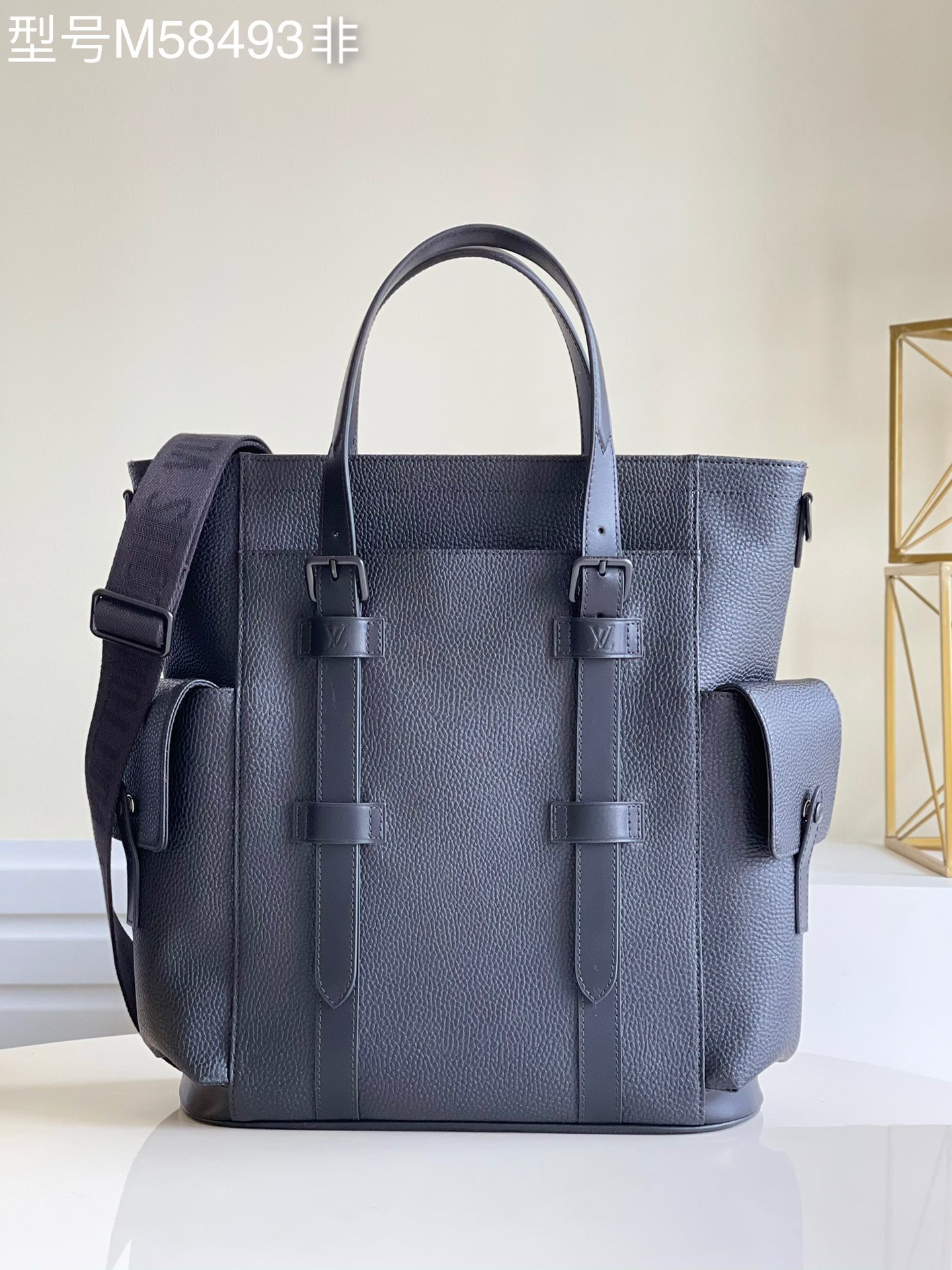 NO:397526,[Exclusive real photo of M58493 full leather embossed] Black briefcase series, a new Flight Case postman bag, with an oversized Monogram embossed with Taurillon Shadow leather, with zippered front pocket and double patch pocket inner lining. Full leather embossed lychee pattern side double bag double buckle hijab large postman handbag backpack zipper shopping bag, removable shoulder strap and leather handle unlock multiple ways of carrying. Size 38 x 13 x 38 cm m.950 [Warm reminder that this tote is too big and does not match the packaging!  】,LV【Original Factory】,louis vuitton,backpacks19860909【独家实拍M58493全皮压花】 黑色公文包系列 全新推出 Flight Case 邮差包,以 Taurillon Shadow 皮革浮现超大 Monogram 压纹,设有拉链前袋和双贴袋内里.全皮压花荔枝纹侧面双袋双扣盖头大号邮差手提包背包拉链购物袋 可拆卸肩带和皮革手柄解锁多种背携方式.尺寸 38 x 13 x 38 cm m.950【温馨提示此款托特太大,不配包装！】,LV【原厂皮】,louis vuitton,backpacks,Bag