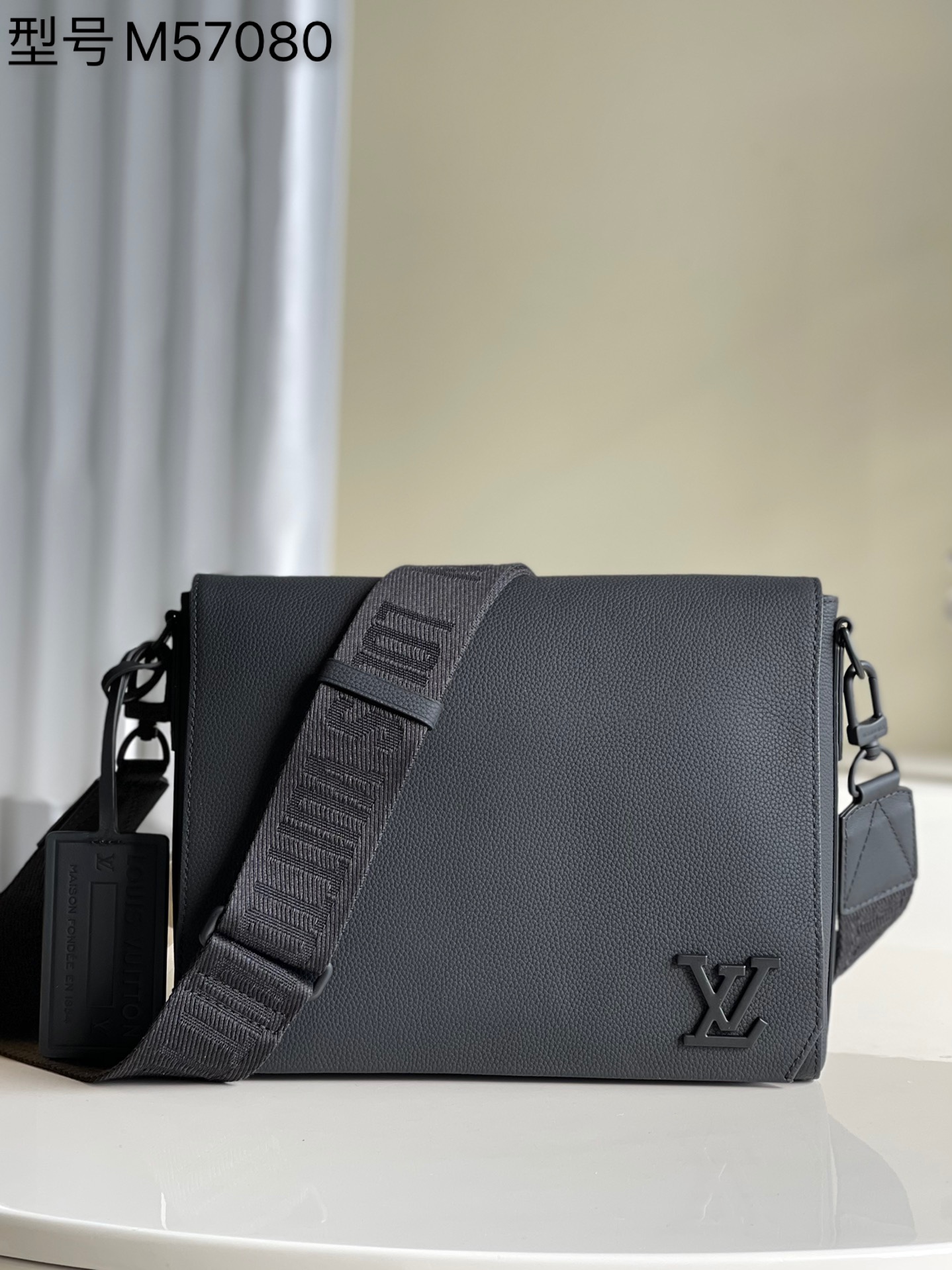 NO:397562,【Exclusive real photo M57080】AEROGRAM Postman bag minimalist design advocates the greatest style, gorgeous calf leather combined with subtle signature touch, can carry phone tablet or file. The back pocket of the zipper can carry valuables, size 30.5x24x10cm t., LV [original leather], louis vuitton, cowhide19860909【独家实拍M57080】AEROGRAM 邮差包极简主义的设计主张最大的风格,华丽的小牛皮与微妙的签名触摸相结合,可以携带电话平板电脑或文件.拉链后面口袋可以携带贵重物品,尺寸30.5x24x10cm t.,LV【原厂皮】,louis vuitton,cowhide,Bag